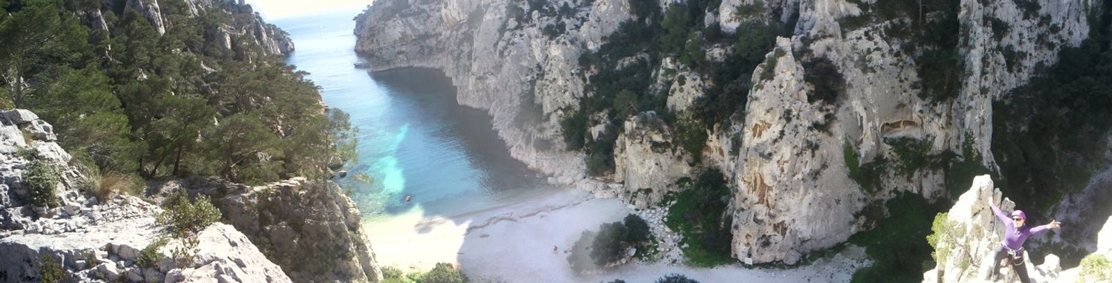 La calanque d’En-Vau et ses eaux turquoise entre les falaises, vues depuis le sentier