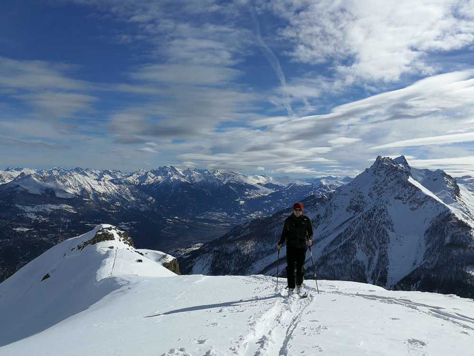 Skieurs progressant sur la crête de la Tête des Raisins
