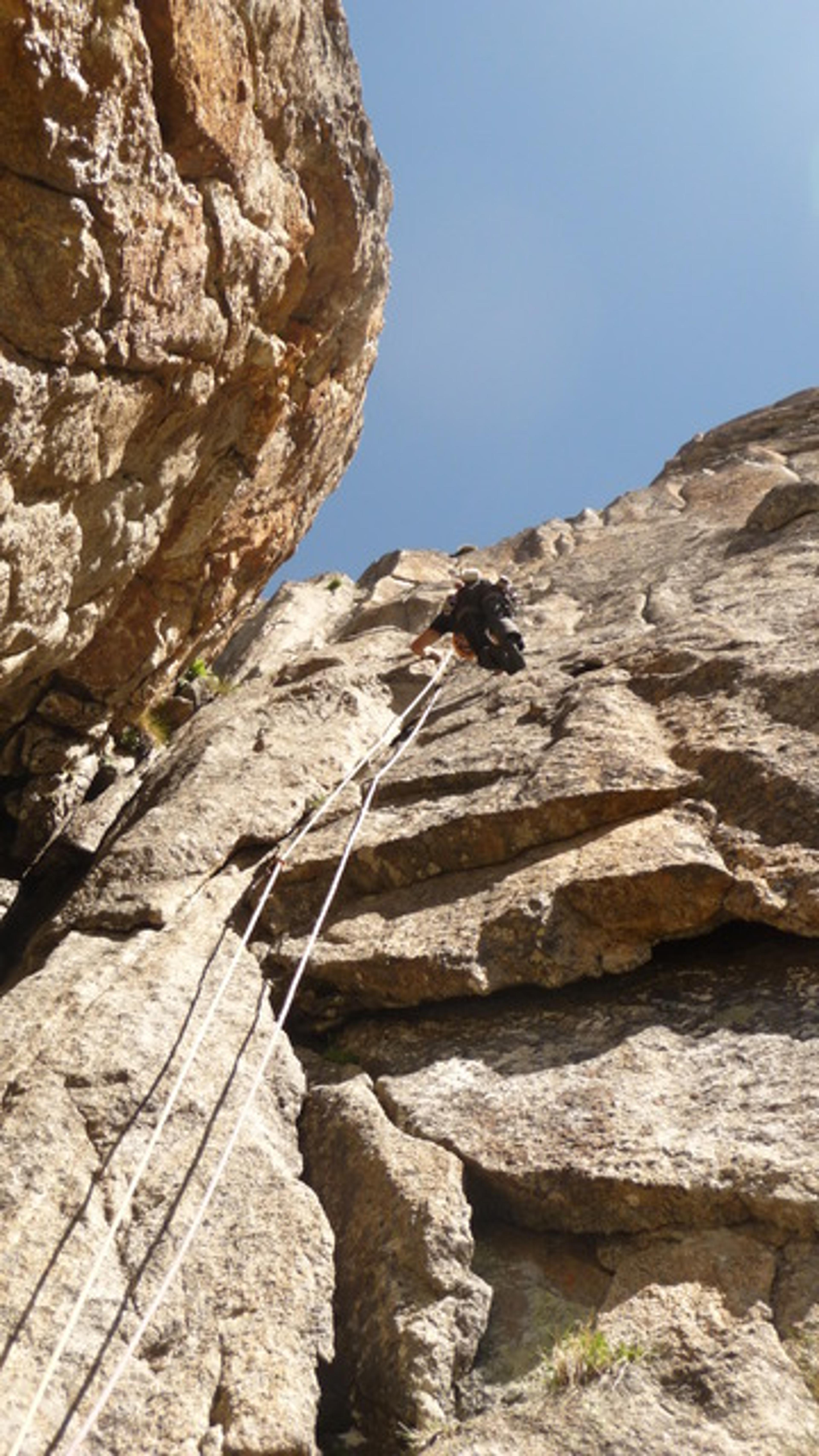 Julien dans la deuxième longueur, une très belle fissure