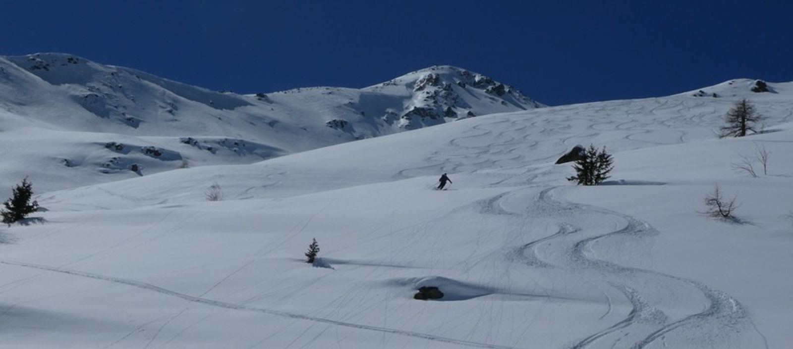 Paysage magnifique avec skieur en train de tracer la poudreuse