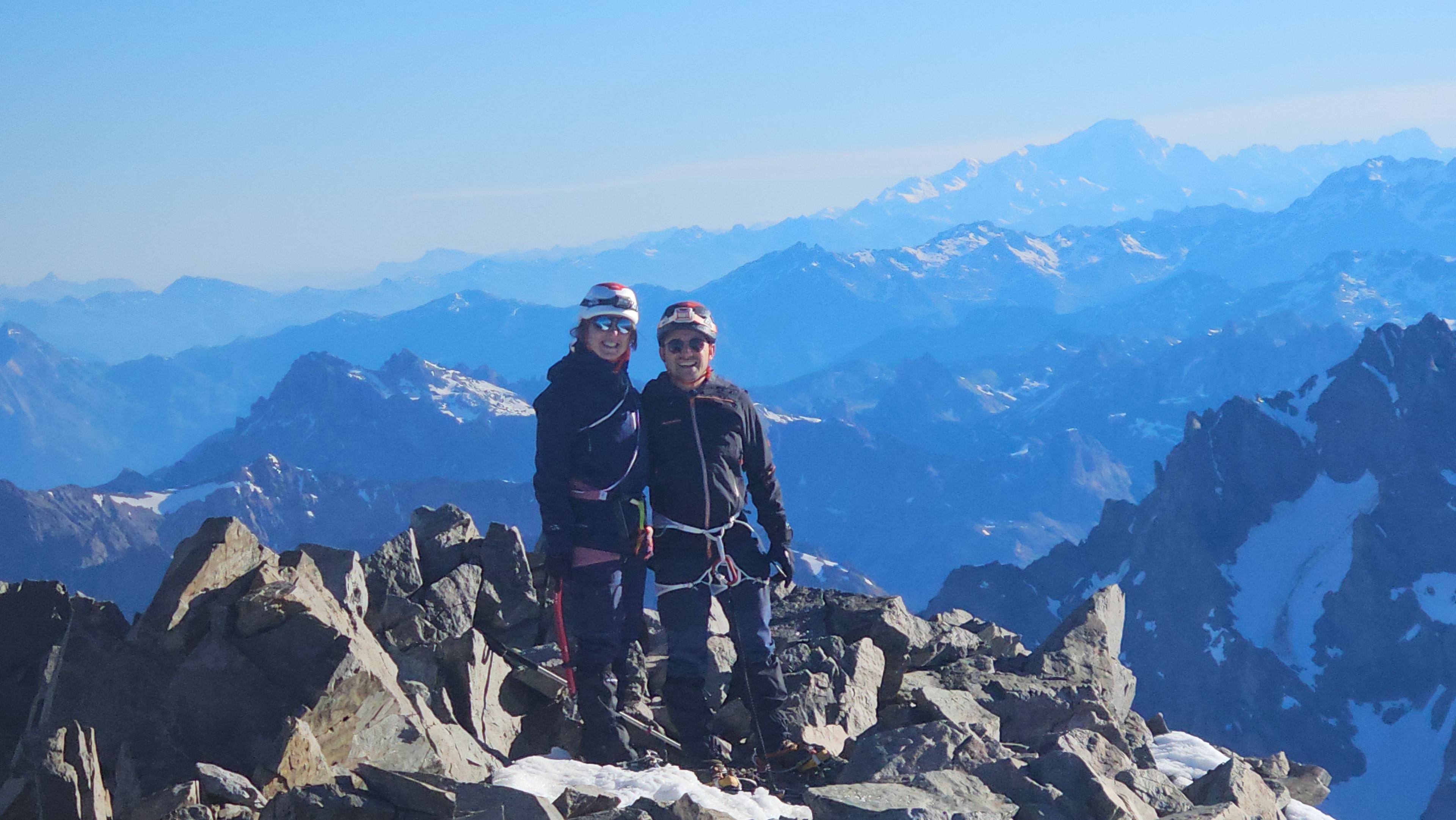 Deux alpinistes au sommet du Pelvoux, vue sur le massif des Écrins