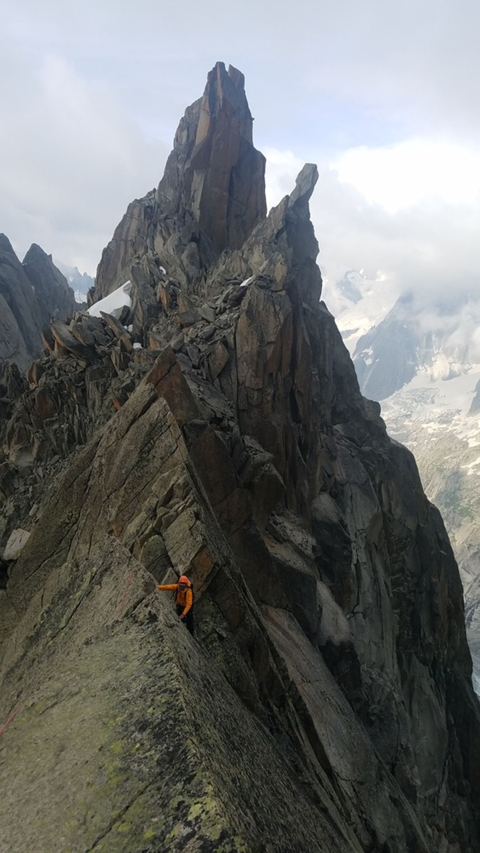 Vue verticale du rasoir de Nonne-Évêque et de ses gendarmes de granit.