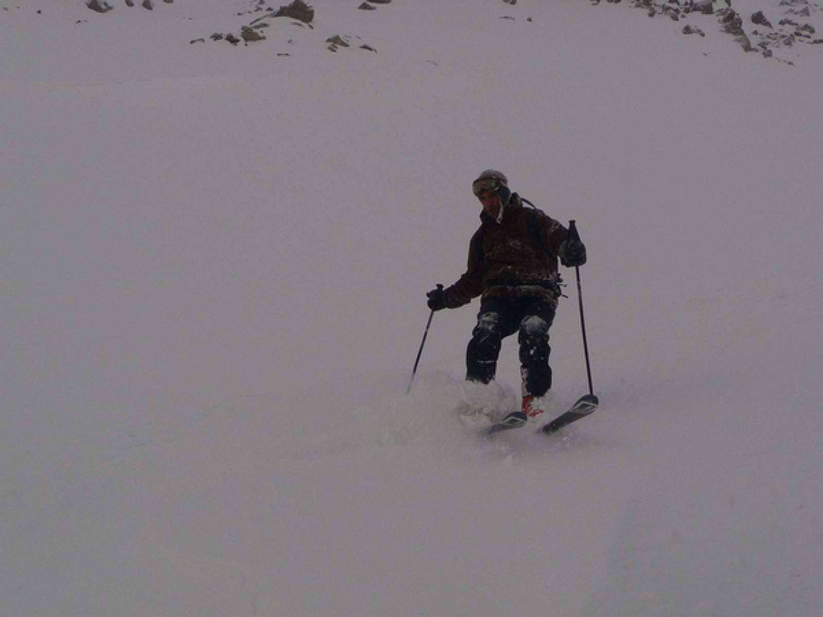 Début de la descente à ski au pic Ouest de Côte Belle
