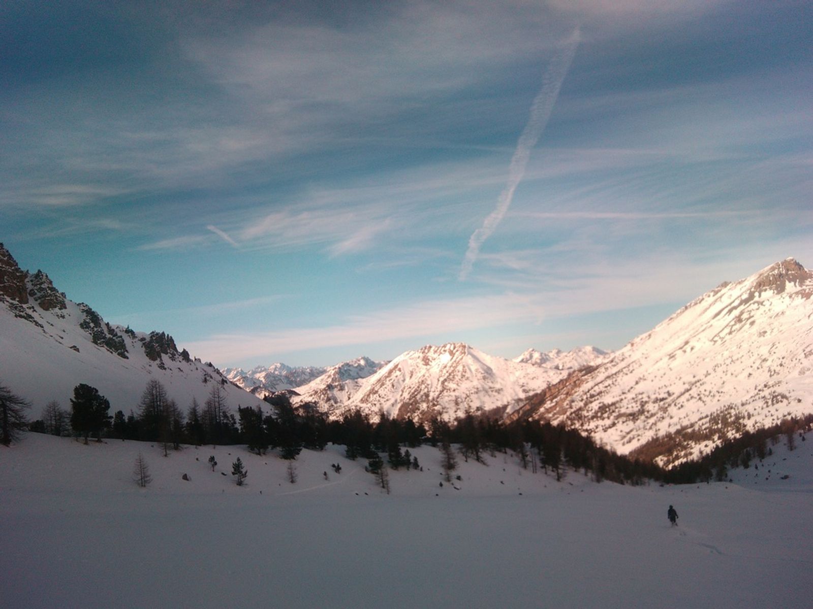 Skieur arrivant à l'orée de la forêt dans le vallon de Beaubarnon