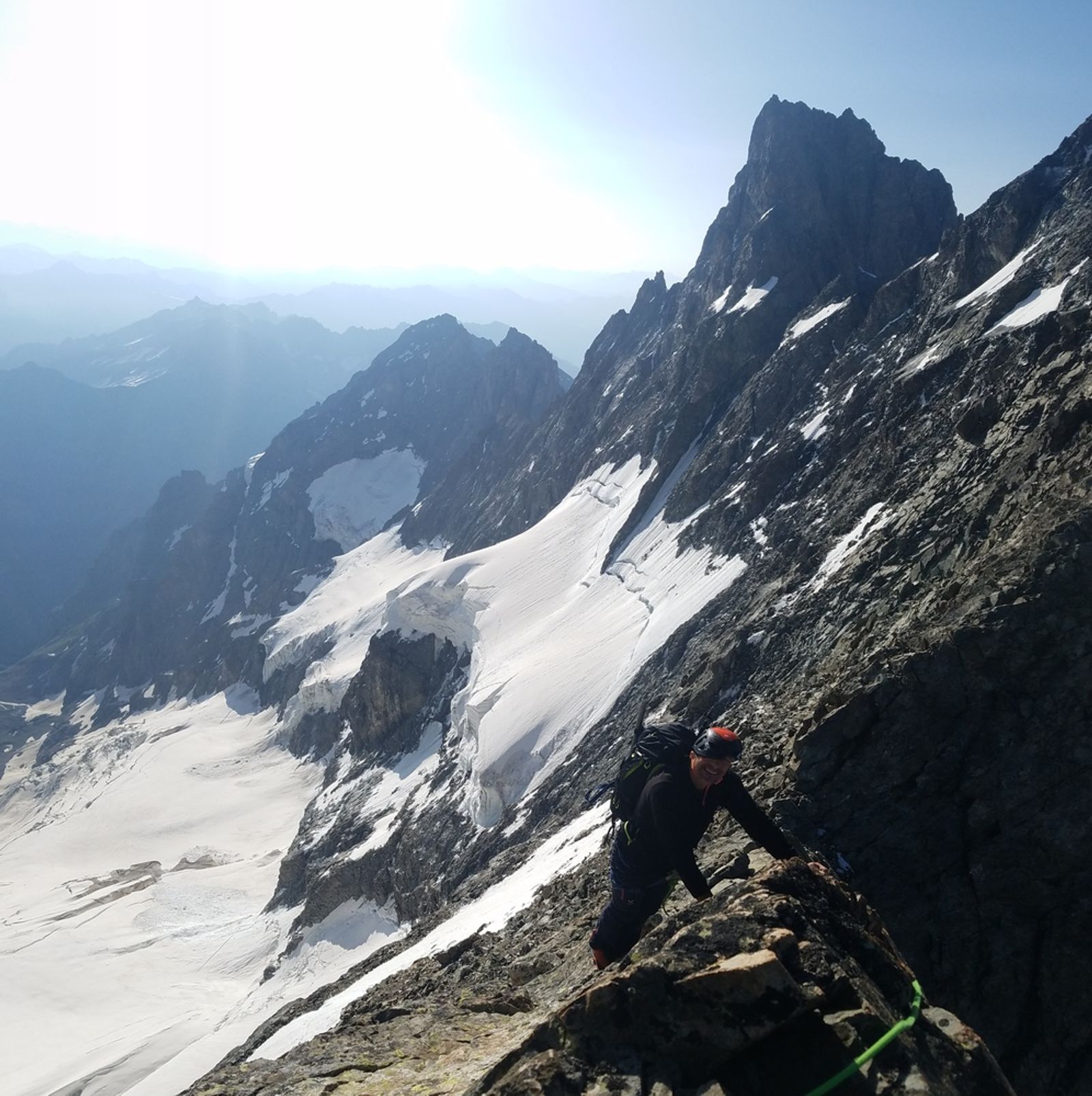 Progression sur l’arête rocheuse pendant la traversée de la Meije Orientale.