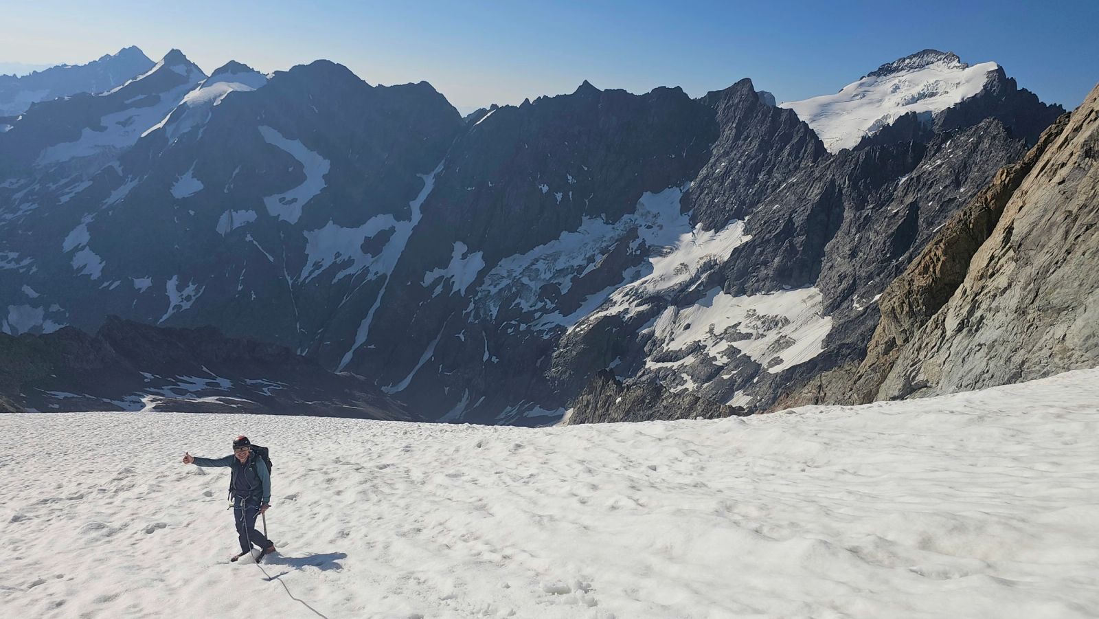 Alpiniste sur le glacier au pied de la Grande Ruine, Écrins