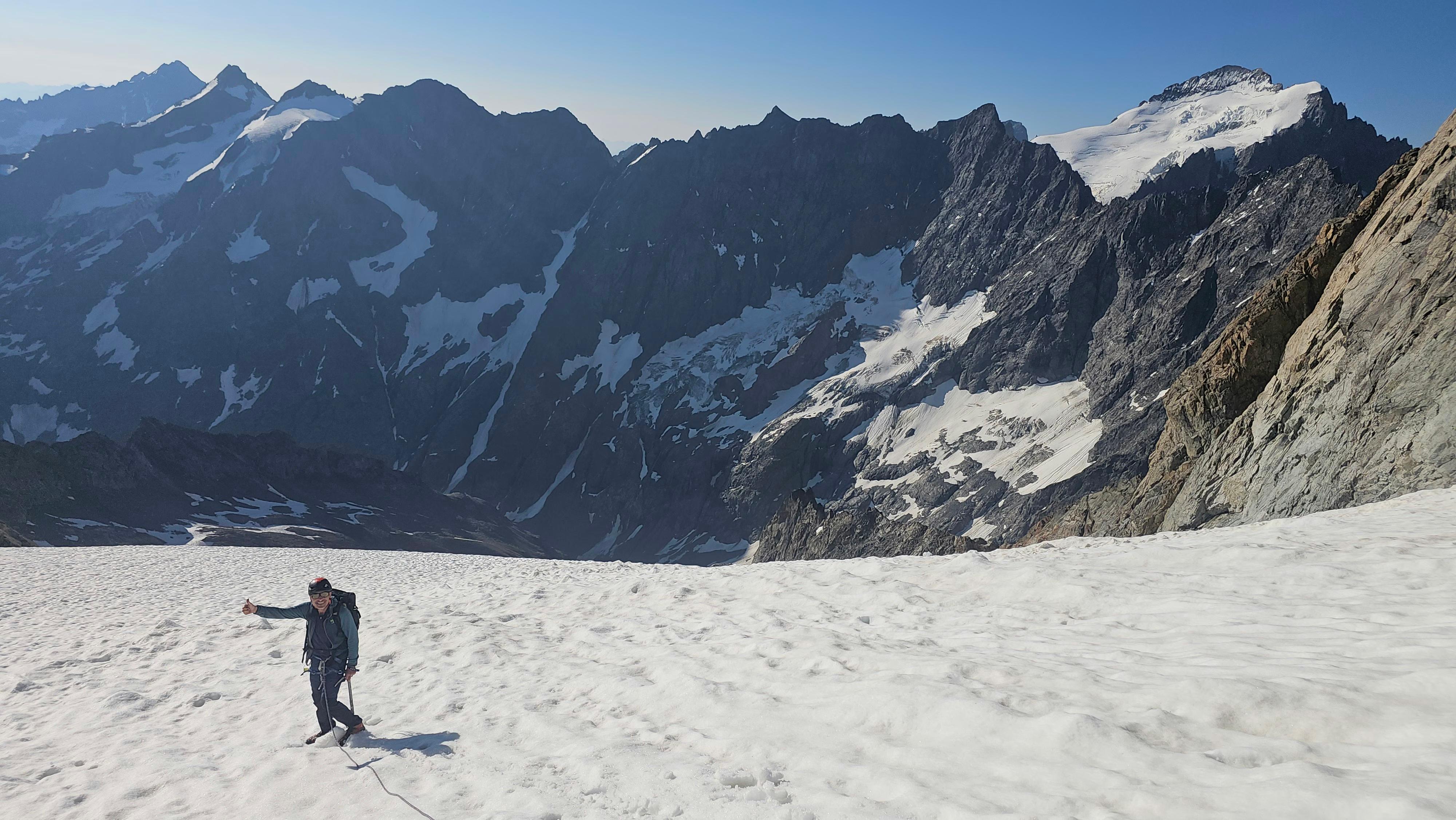 Alpiniste sur le glacier au pied de la Grande Ruine, Écrins
