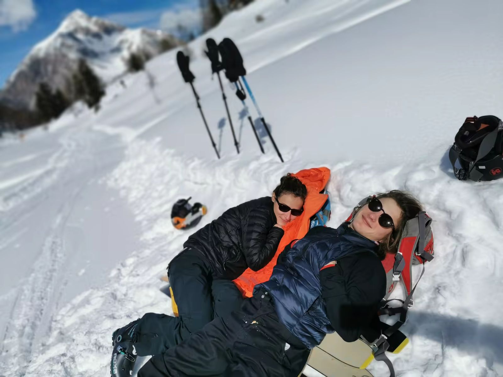 Skieur profitant d’une pause au soleil pendant un stage freerando