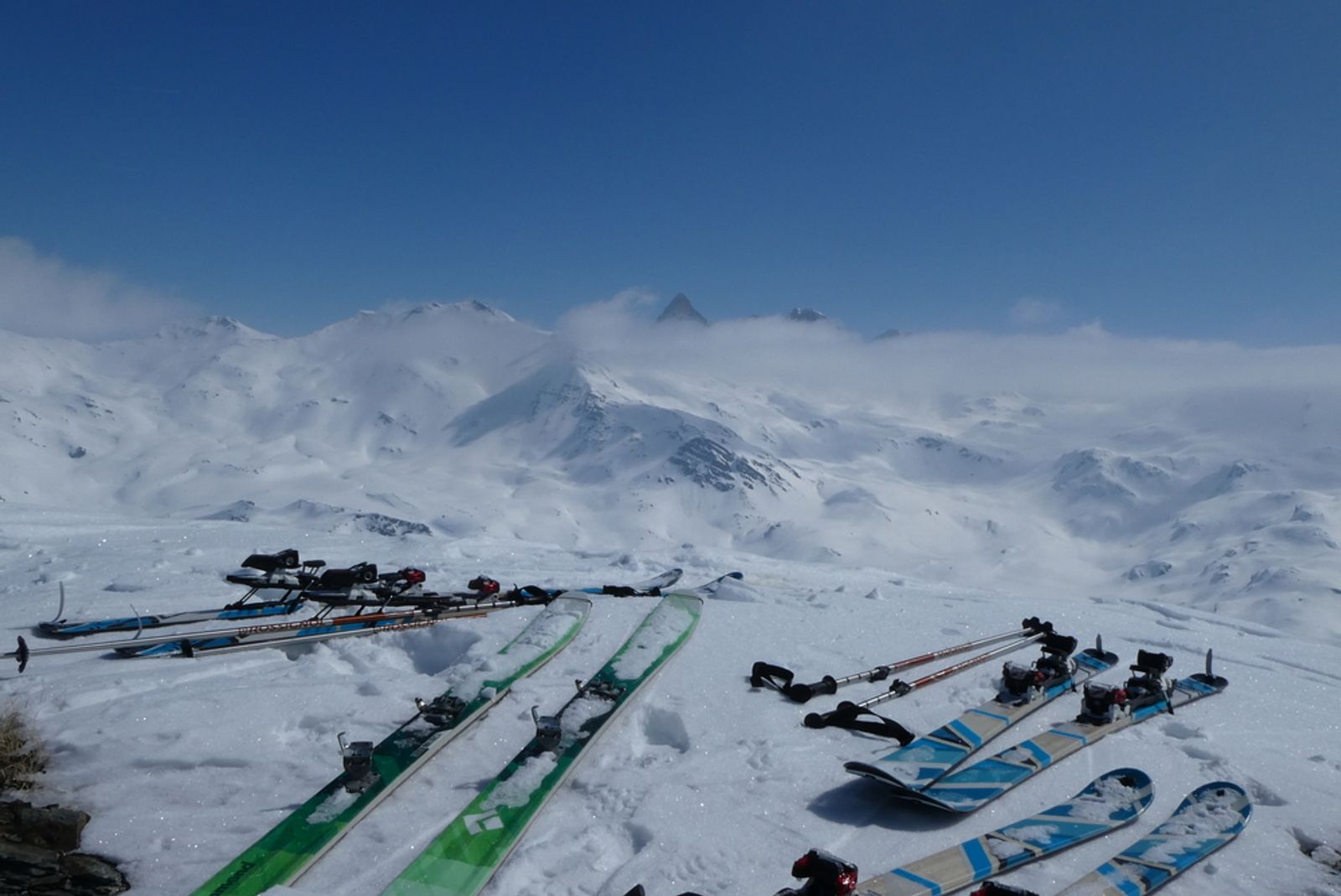 Panorama sur les montagnes du Thabor depuis un sommet près de la Pissine