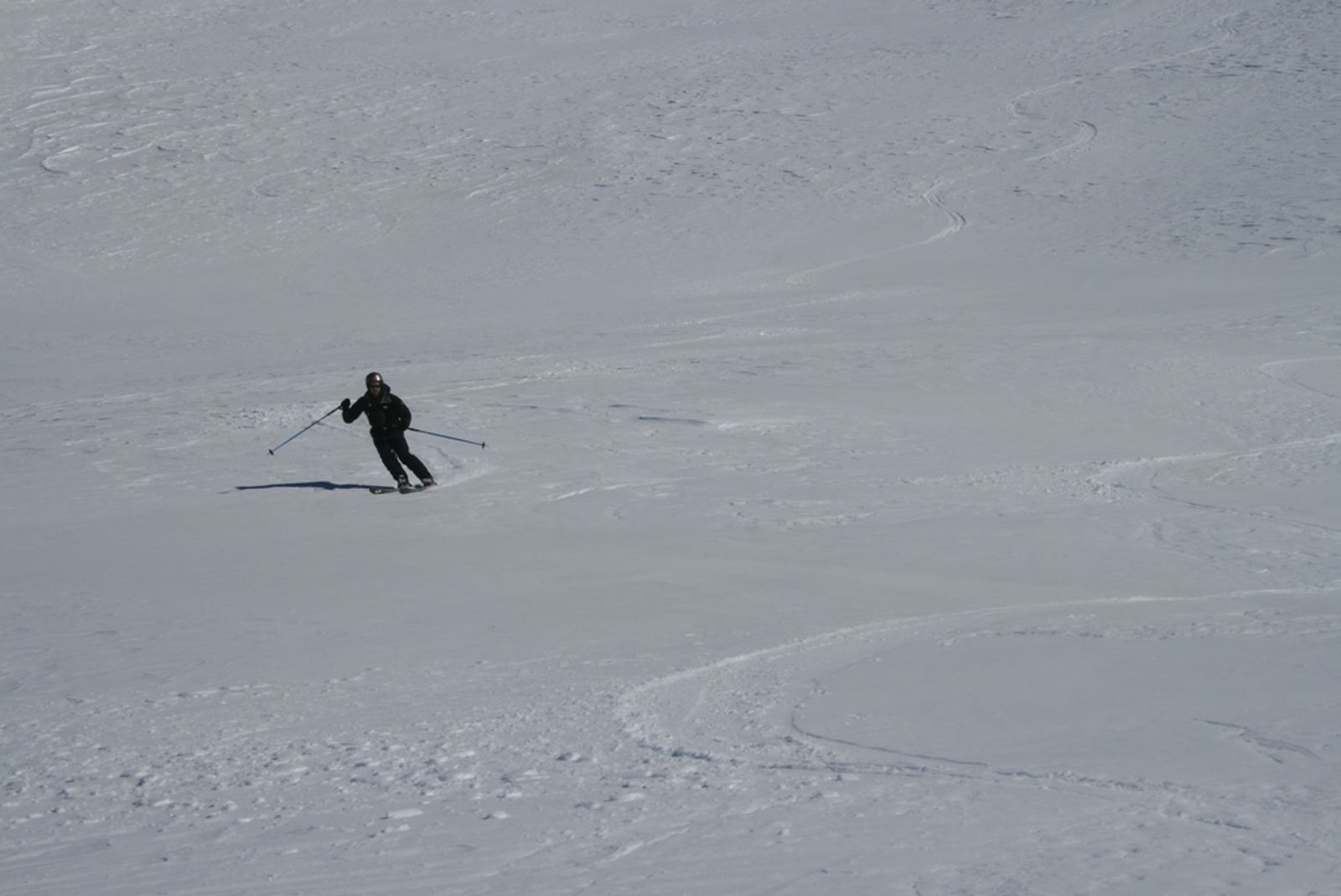 Skieur en virage sur la face nord-ouest du Maït d’Amunt.