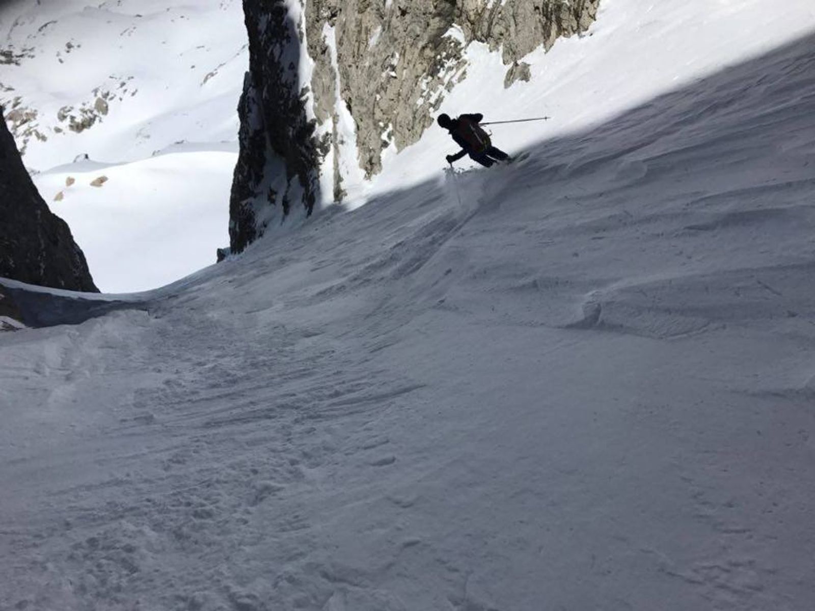 Guide de haute montagne skiant le couloir du Grand Beal