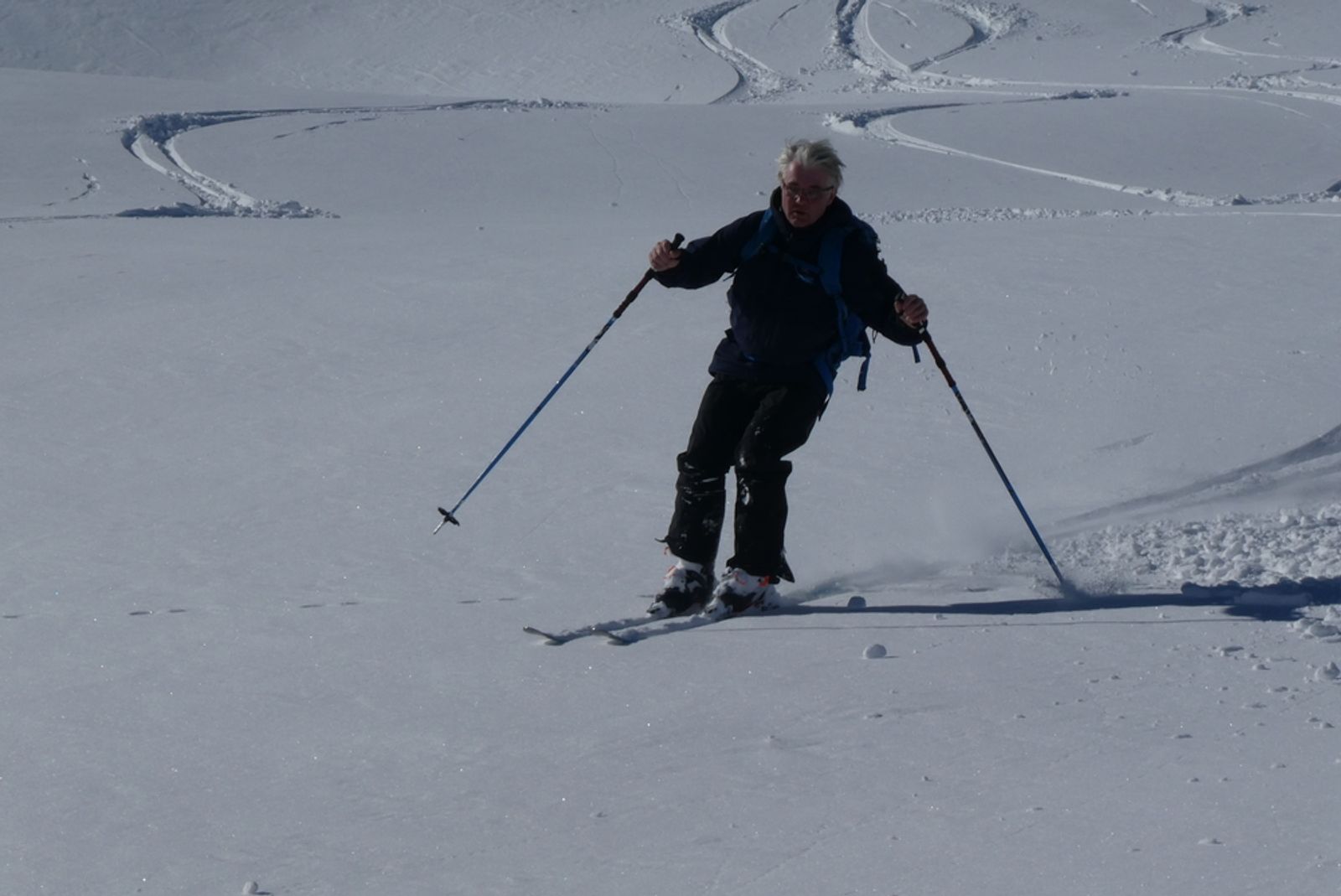 Skieur évoluant dans la poudreuse vers Terre Rouge