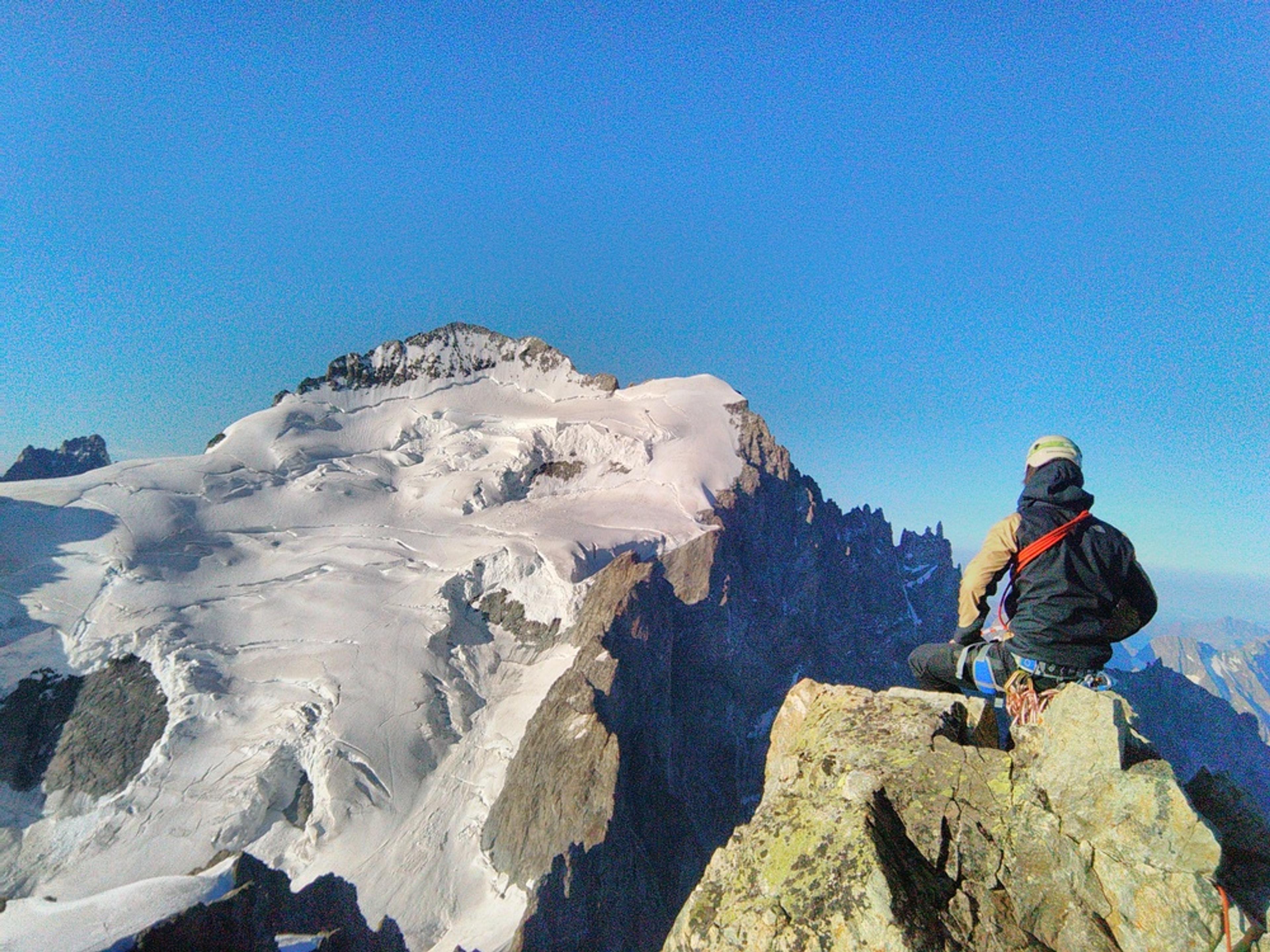 Stage autonomie alpinisme - Oisin au sommet de la Roche Faurio