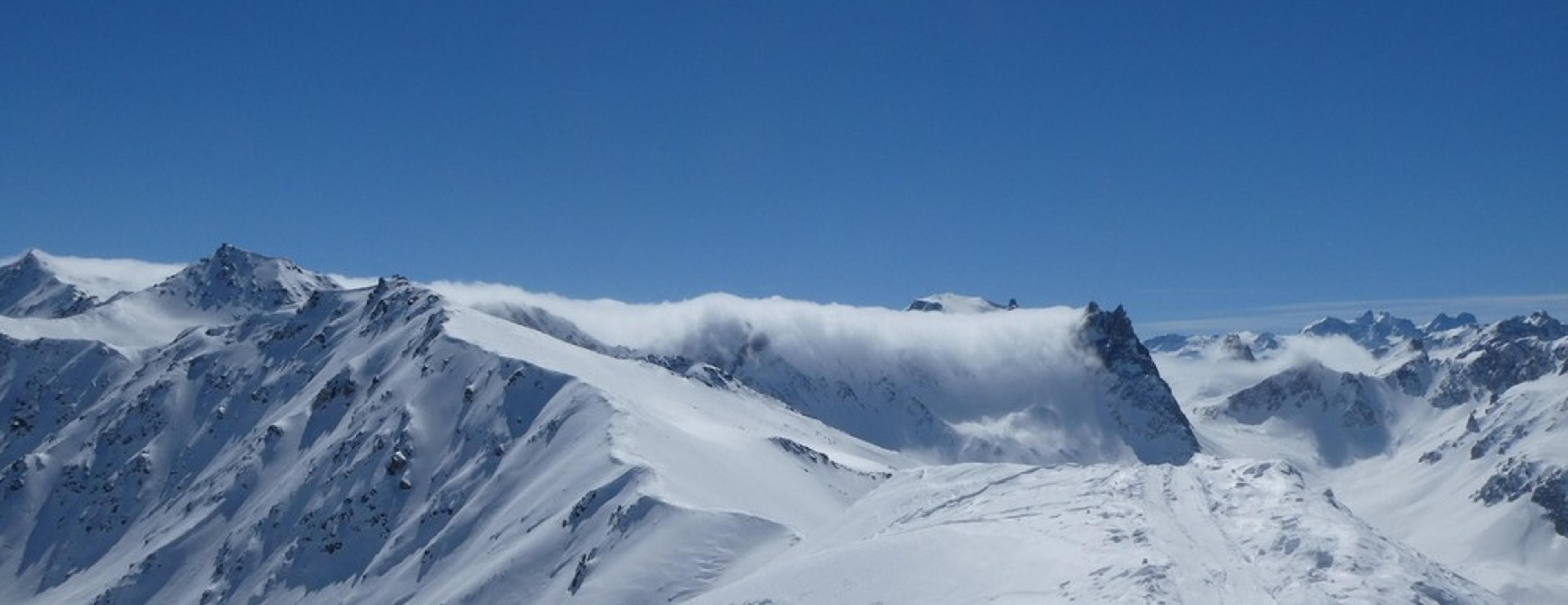 Ski hors piste rando - Valloire - Valmeinier - Joli nuage sur la pointe des cerces