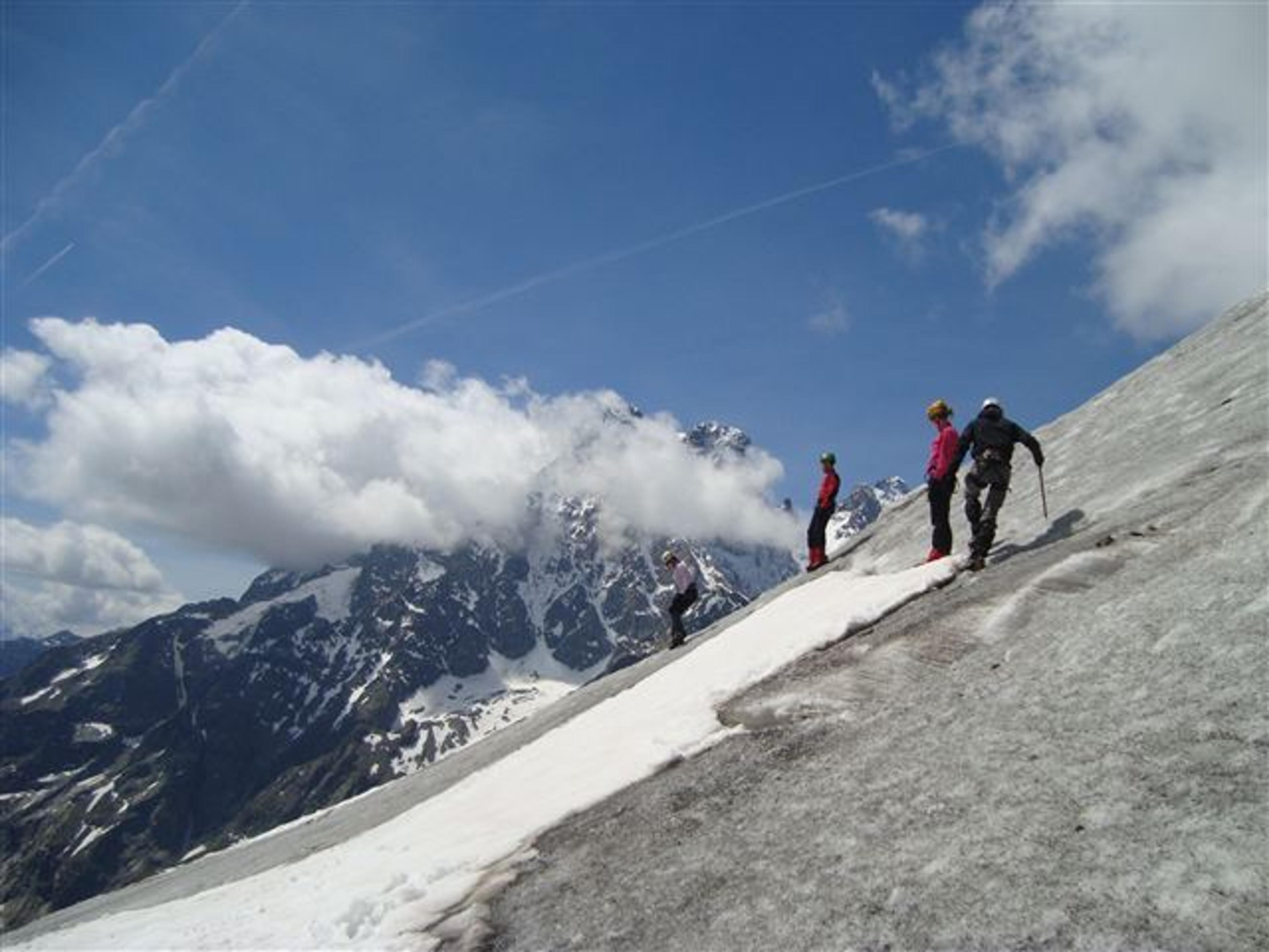 Ecole glace - Glacier Blanc - Premiers pas sur fond de Pelvoux