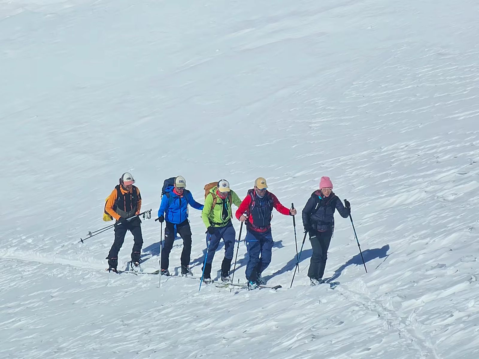Groupe de skieurs à la montée non loin du refuge de Chambeyron
