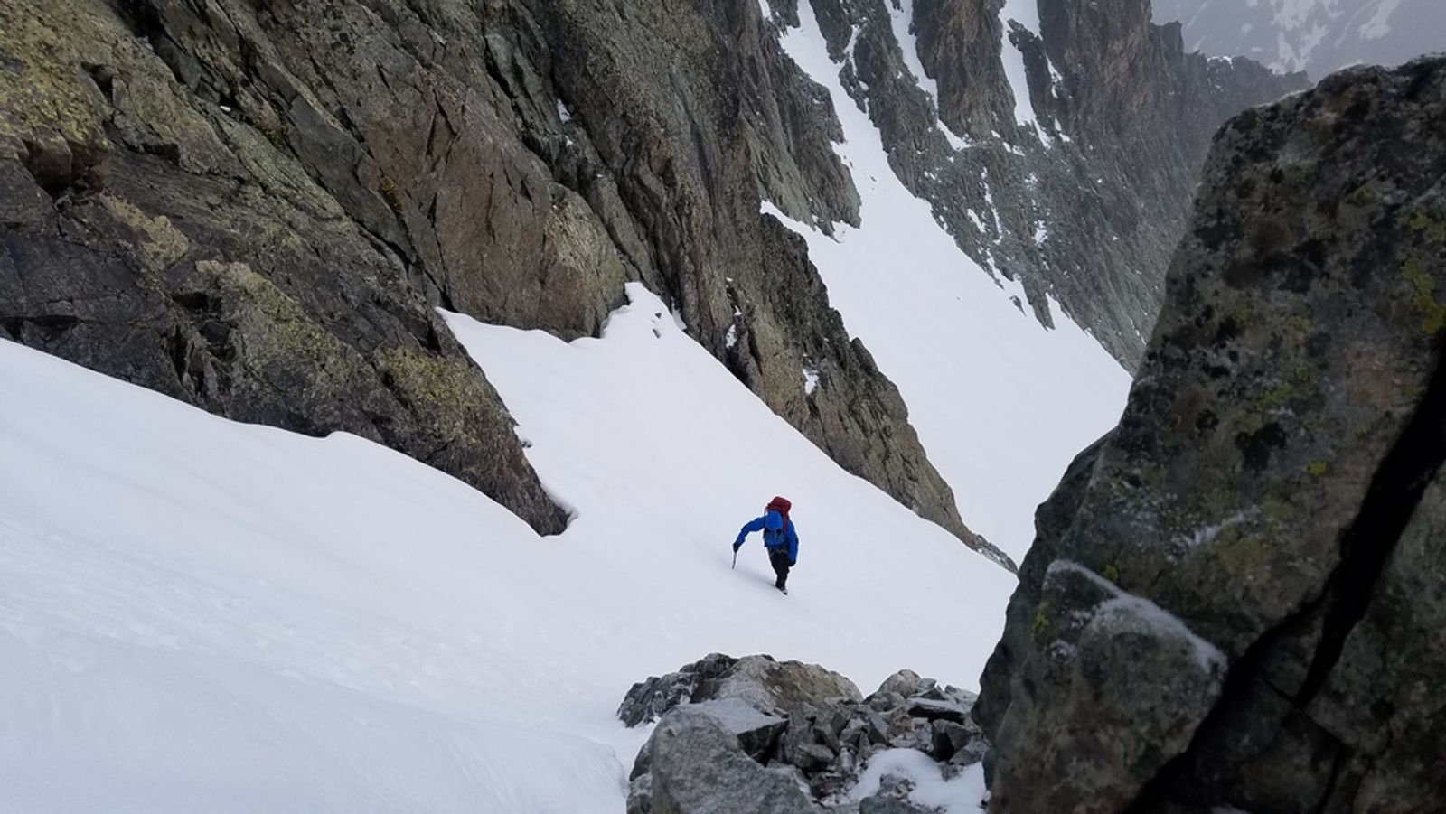 Alpiniste dans le couloir 