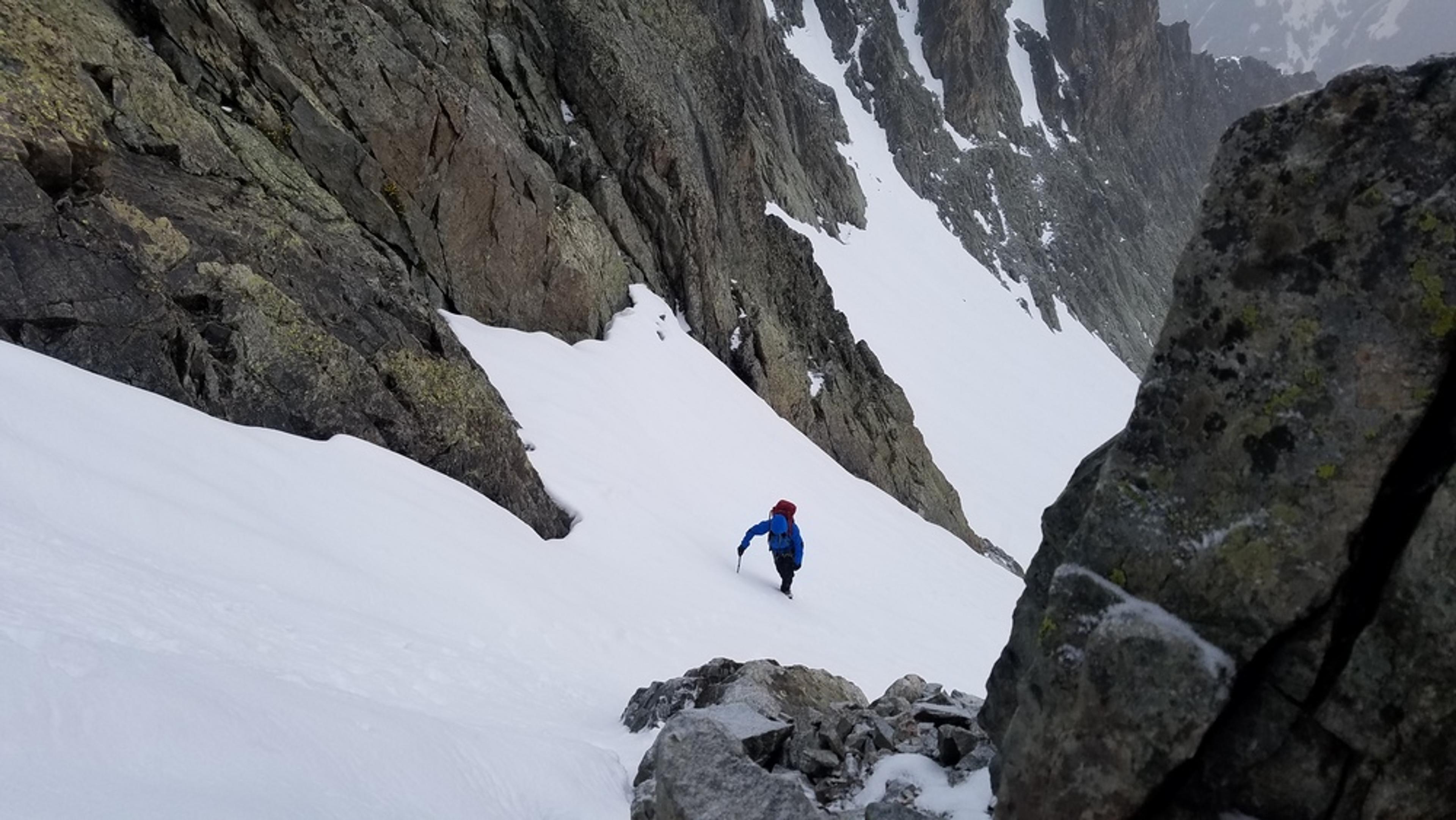 Pointe Cézanne - Couloir sud et traversée - Dans le couloir