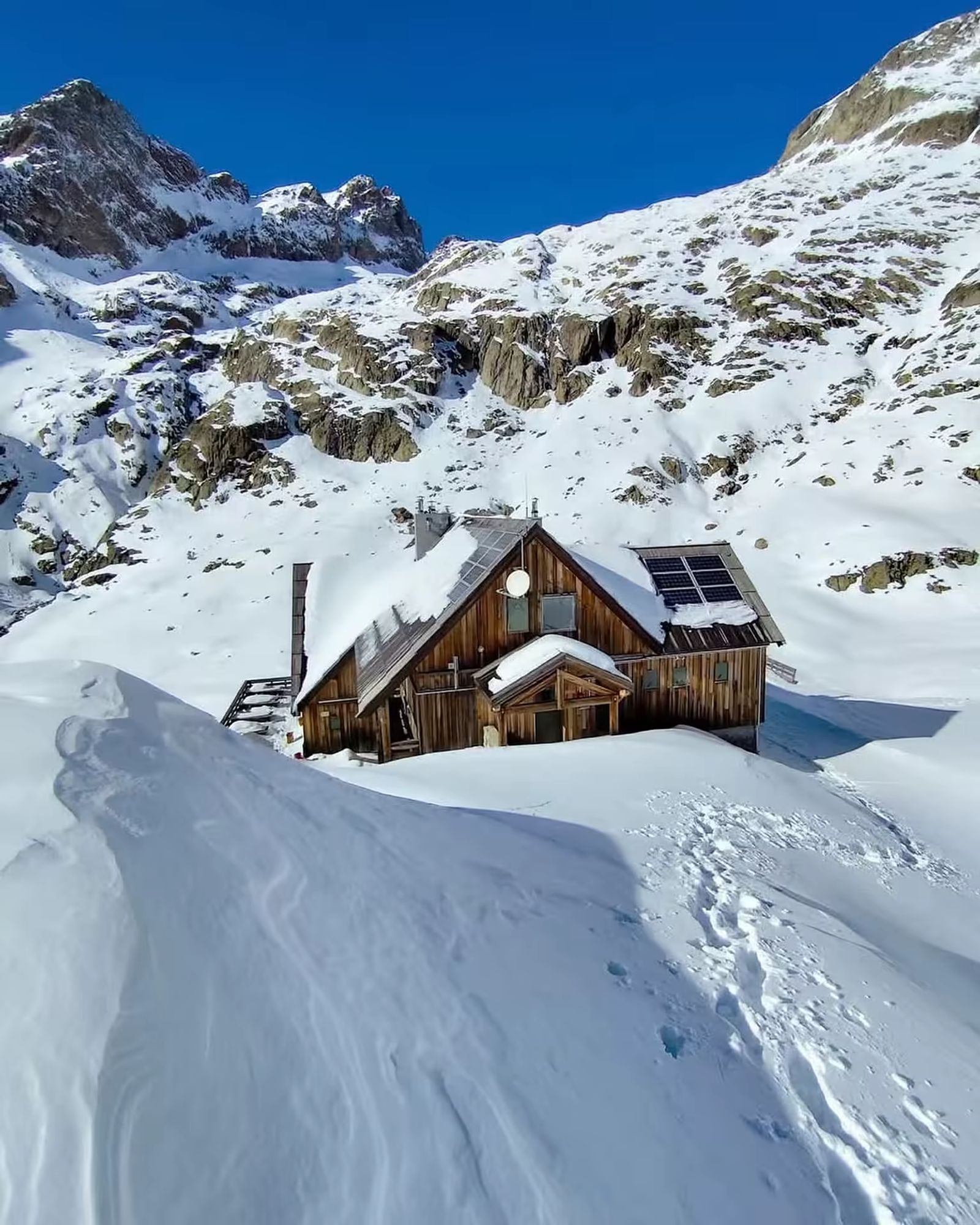 Le refuge de Nice dans l'immensité enneigée du massif du Mercantour