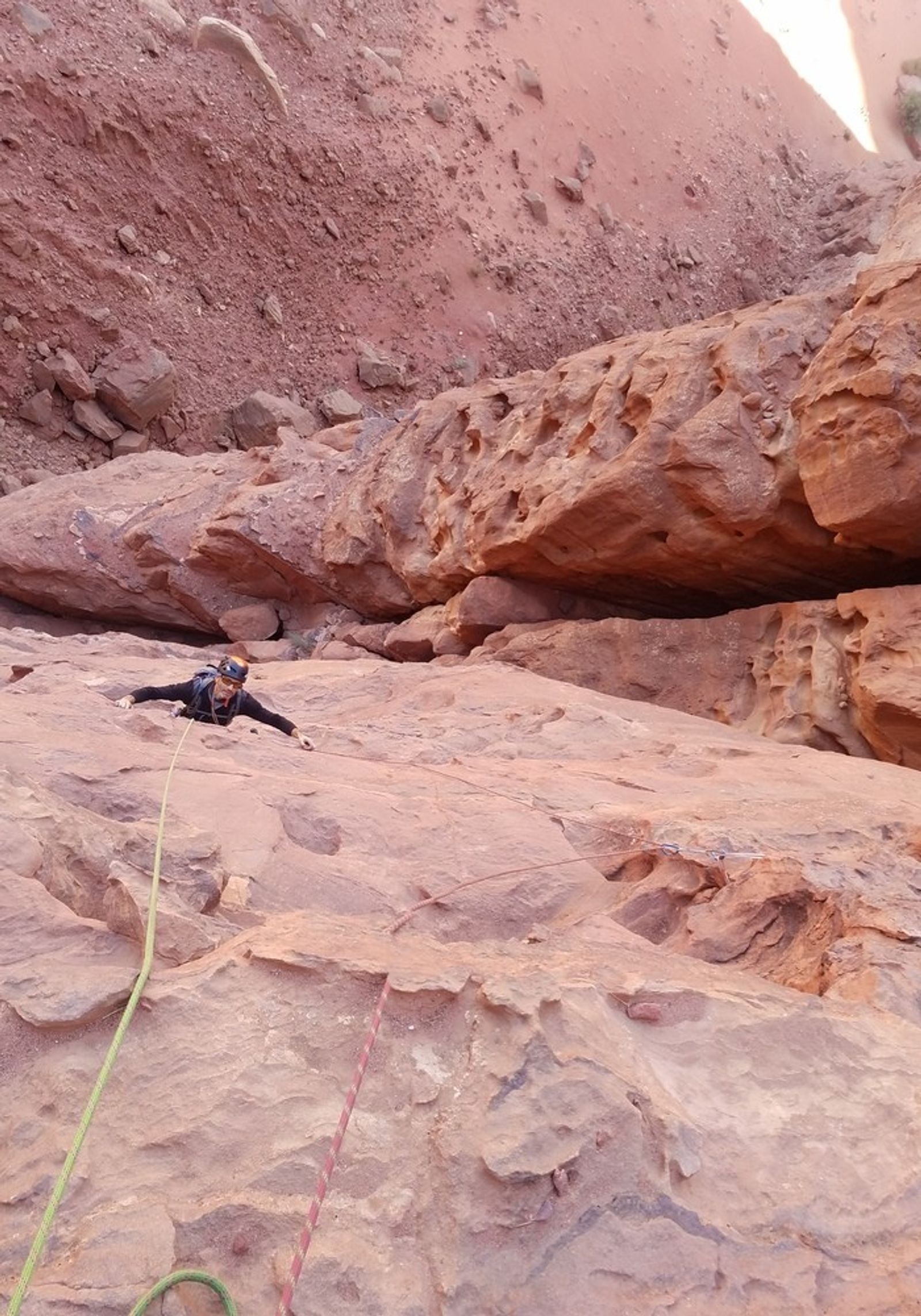 Frank qui grimpe dans les taffonis de Mazyed au Khazali dans le désert du wadi-rum