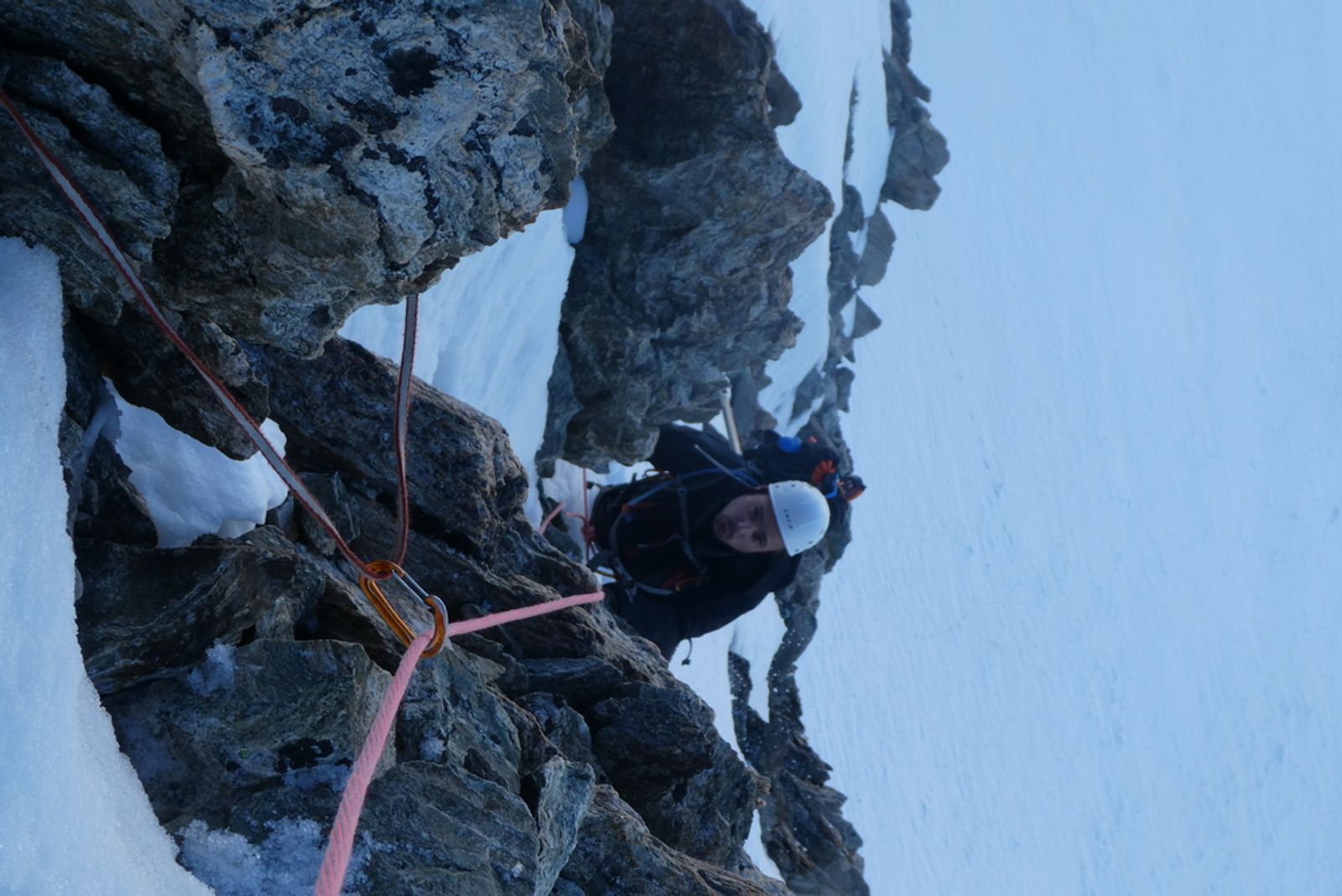 Alpinistes encordés franchissant un passage mêlant rocher et neige pendant la traversée vers Émile Pic.