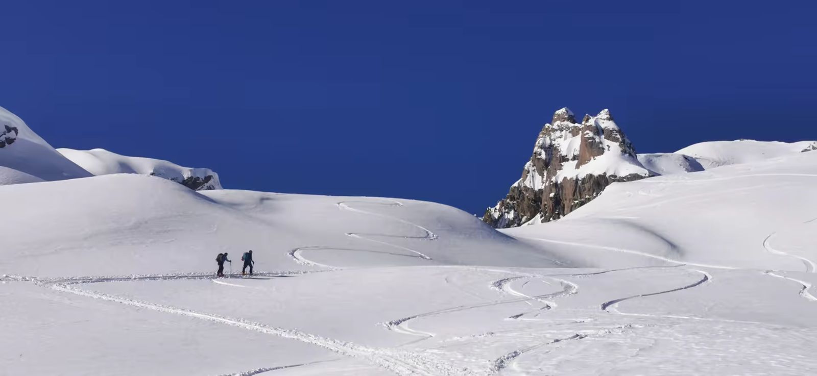 Skieurs montant vers la Blanche depuis Pelvoux lors d'un stage Freerando