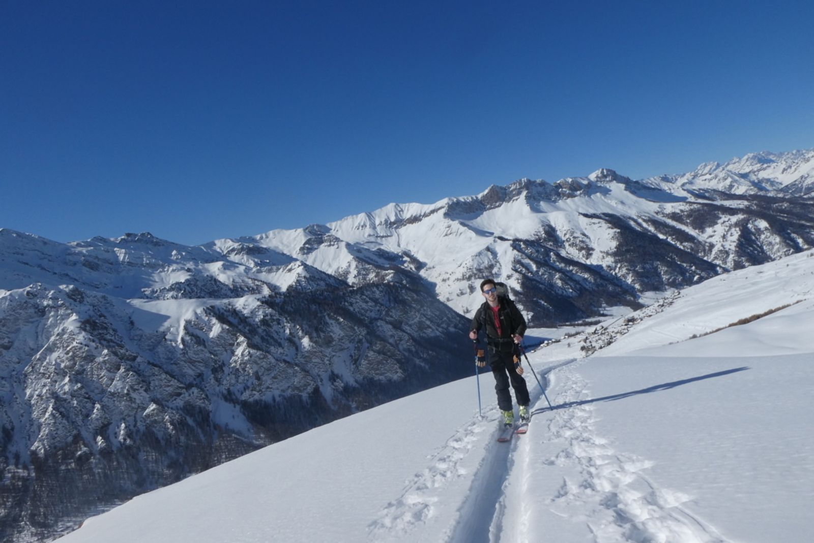 Skieur à la montée en freerando dans le secteur de Saint Veran