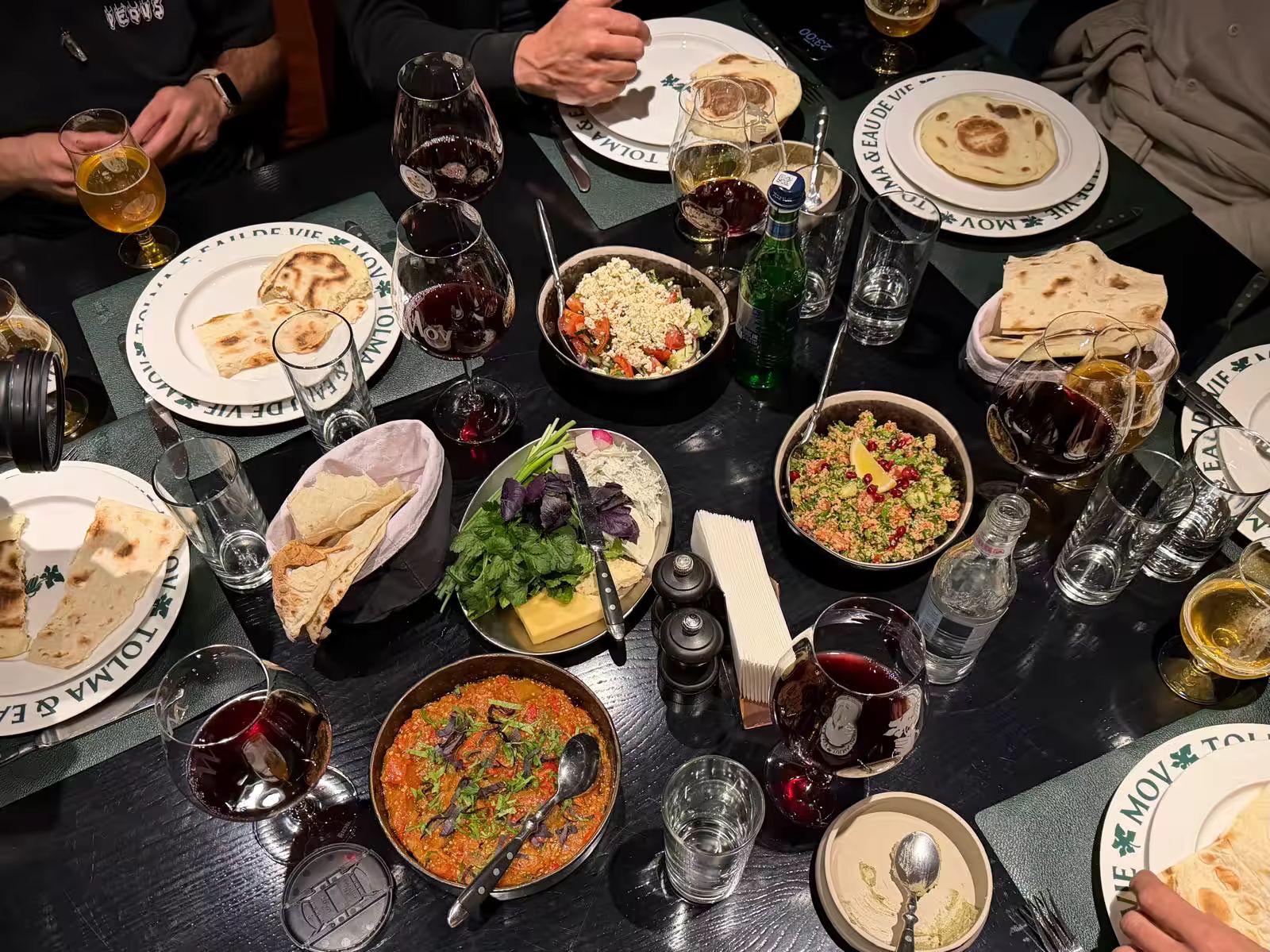 Nombreux plats dans un restaurant arménien