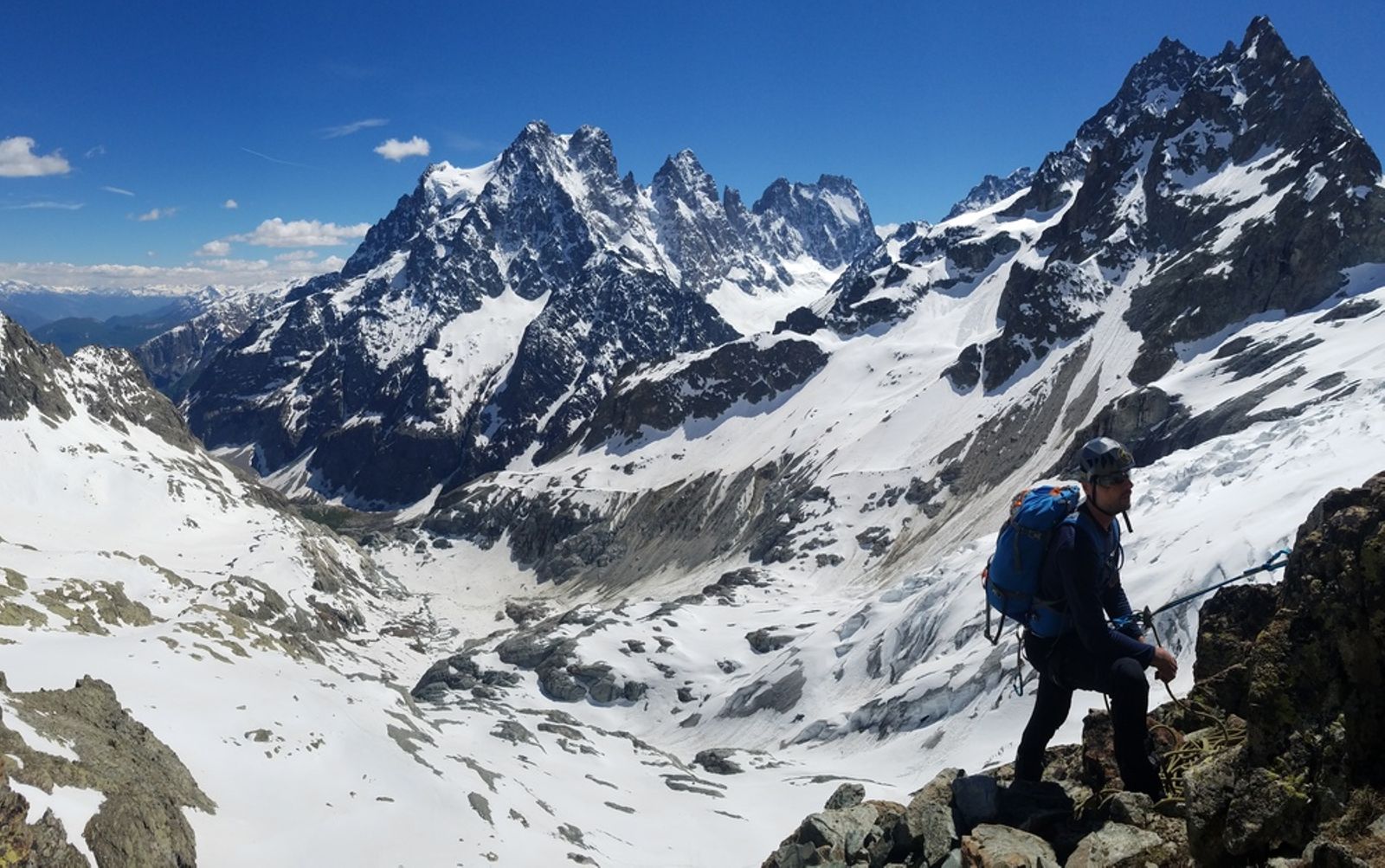 Lionel assure depuis un relais à la pointe Étienne, face aux sommets des Écrins.