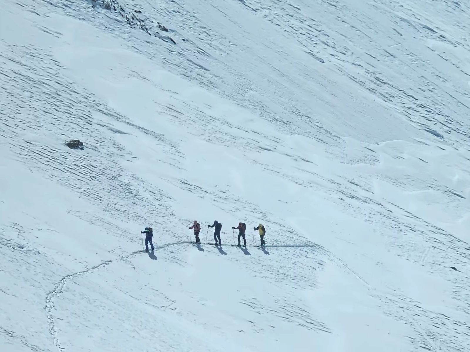 Groupe de skieurs montant vers le col de la Stroppia