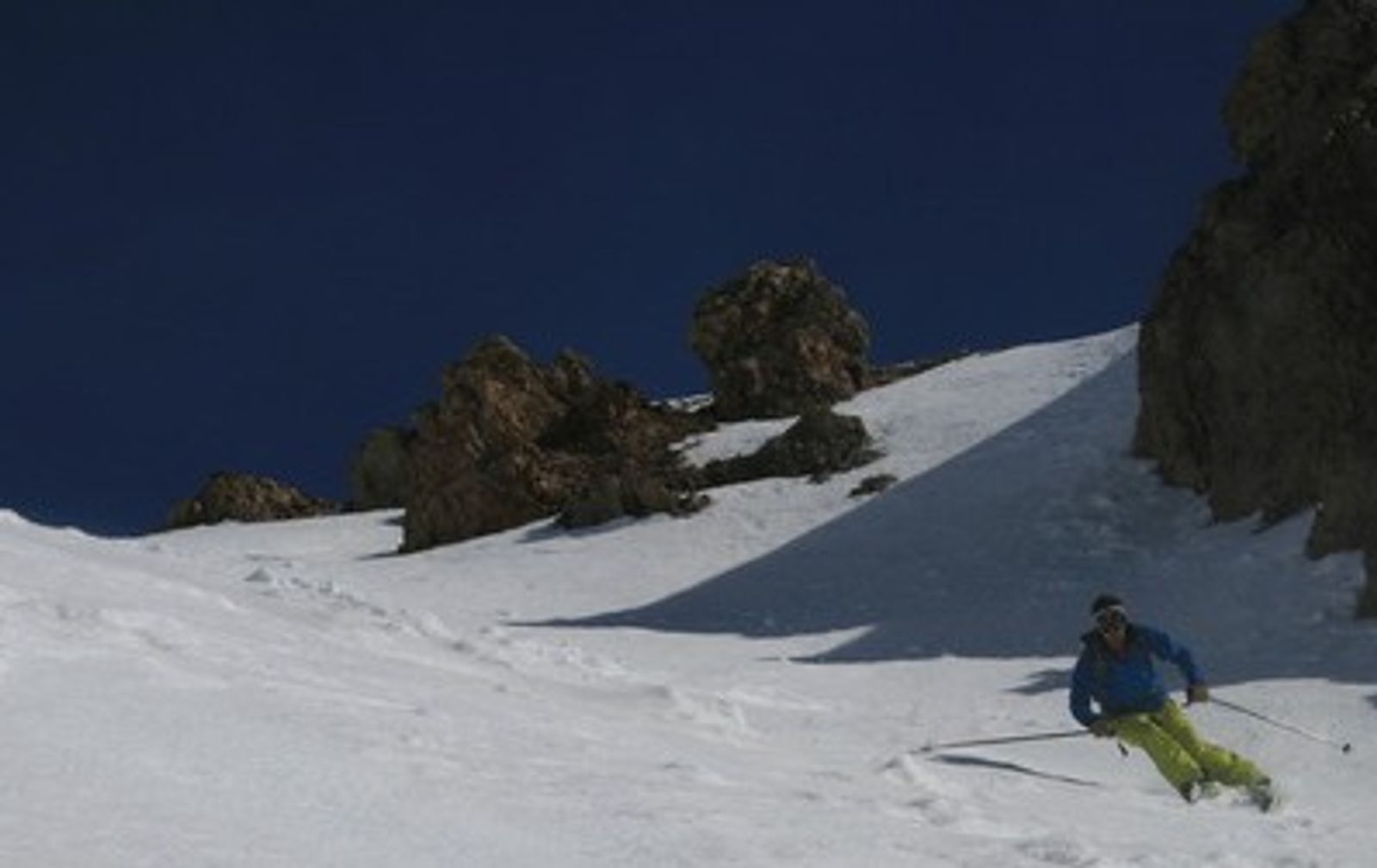 Nico a ski dans le couloir sud du Combeynot E