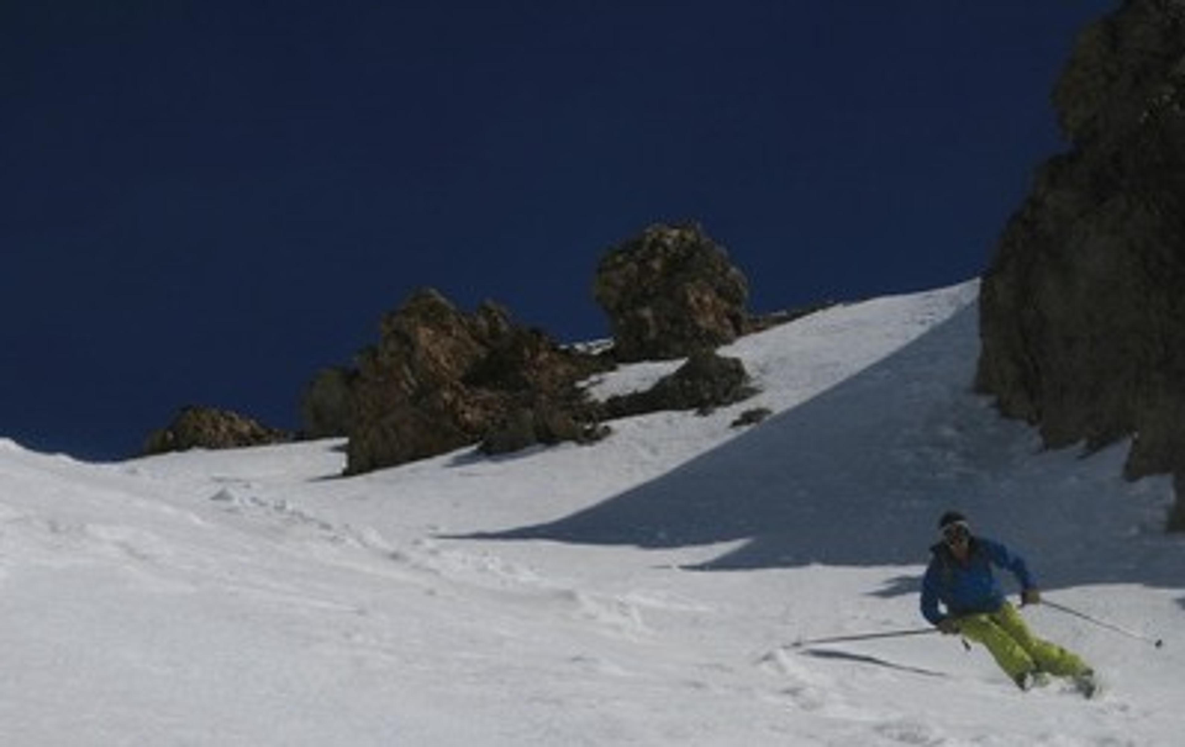 Nico a ski dans le couloir sud du Combeynot E