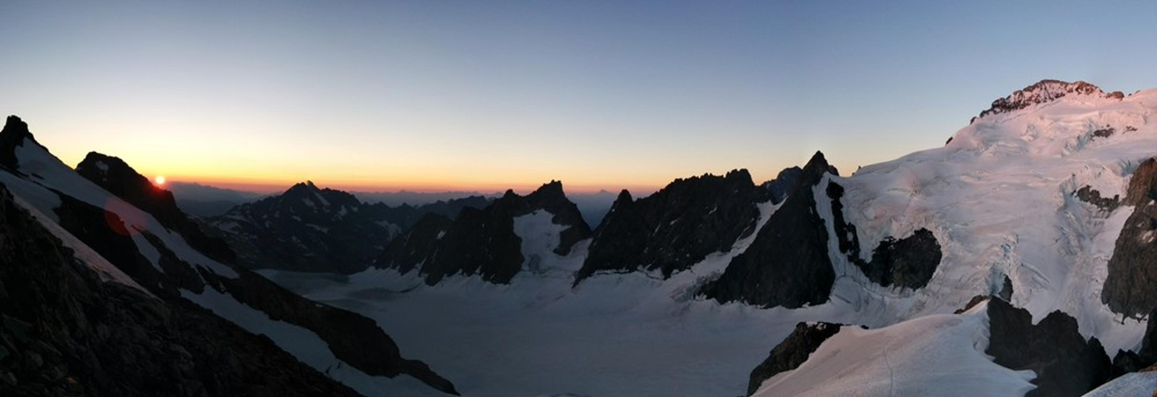 Stage autonomie alpinisme - Panoramique levé de soleil