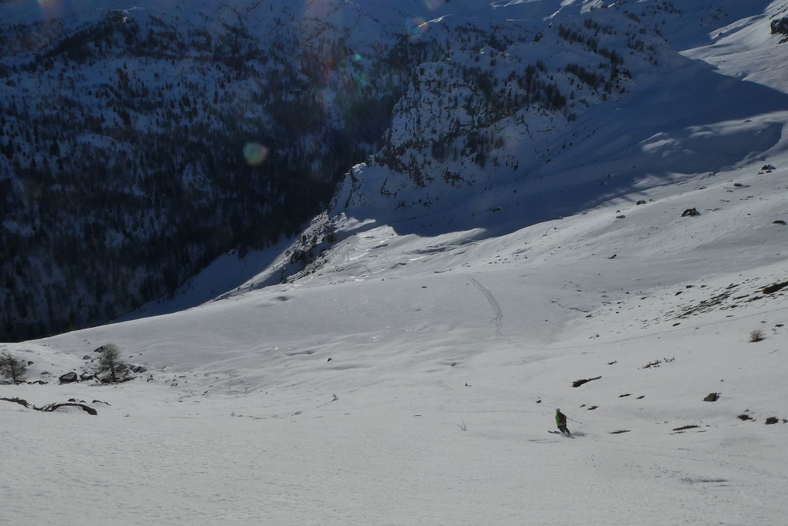 Skieur au dessus de la cabane de Tramouillon dans de la neige de printemps
