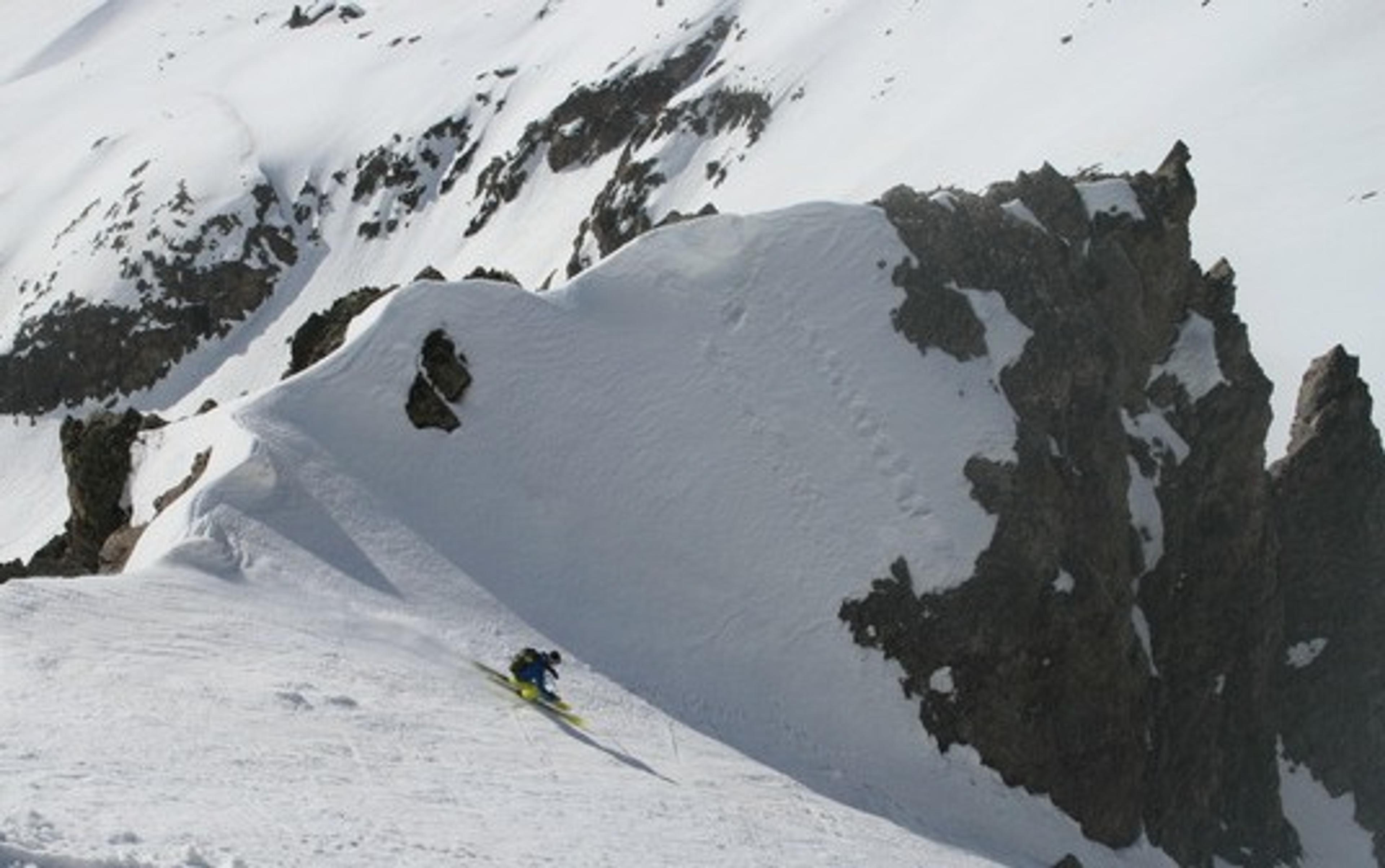 Nico a ski dans le couloir sud du Combeynot E