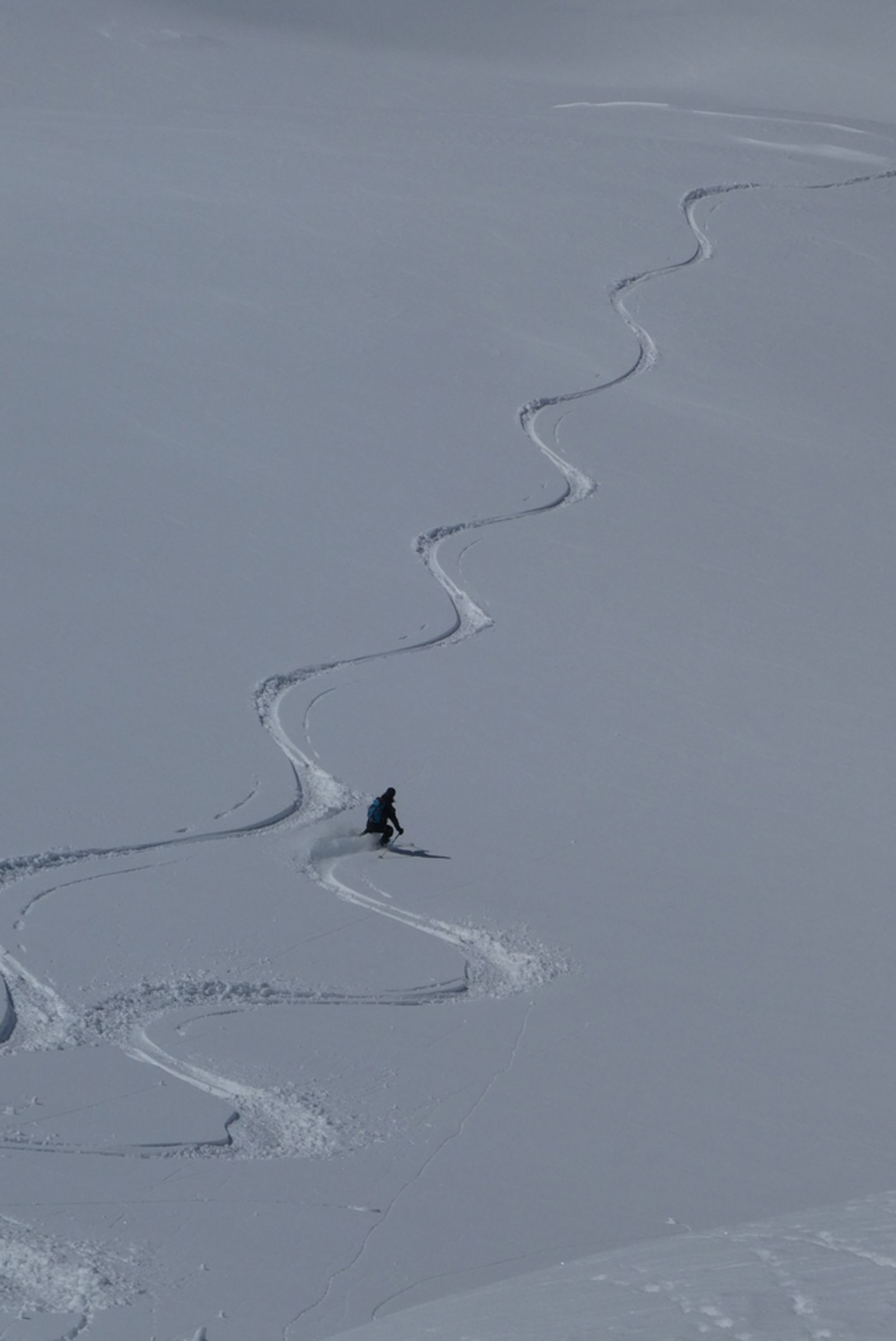 Laurence trace la neige profonde sous le sommet sans nom