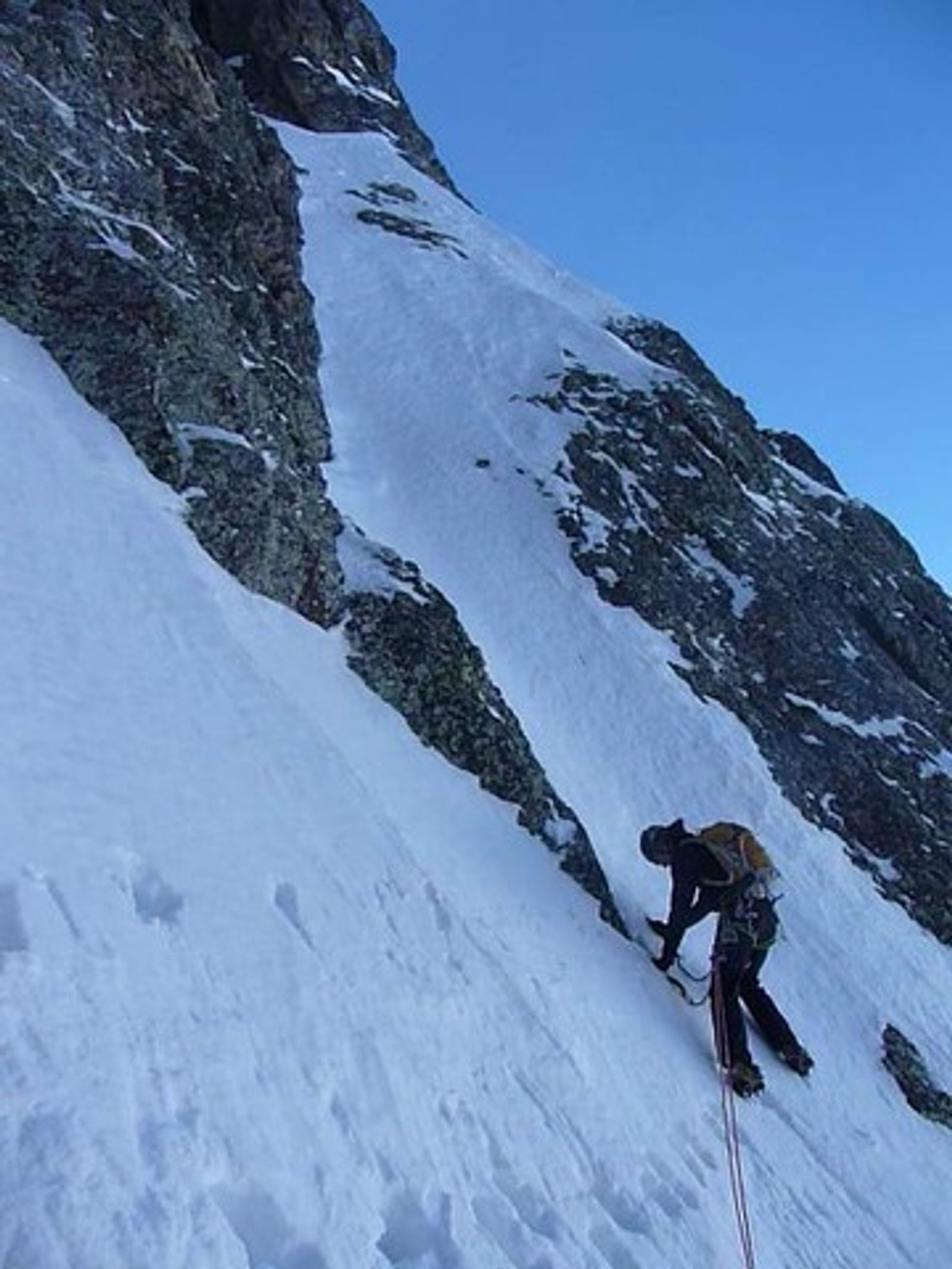 Sylvain en traversée pour accéder à la rampe de la Marguerite défouraillée