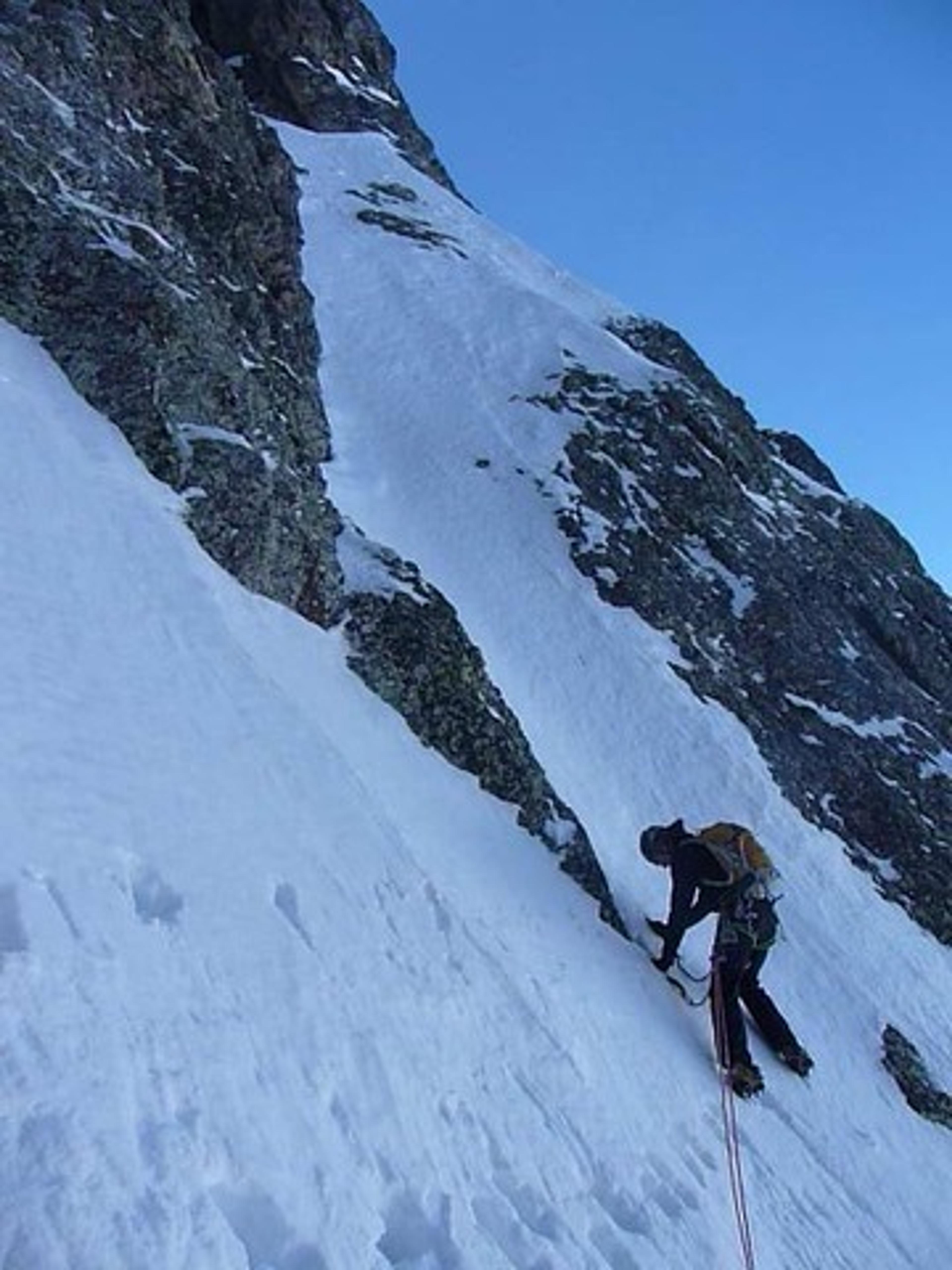 Sylvain en traversée pour accéder à la rampe de la Marguerite défouraillée