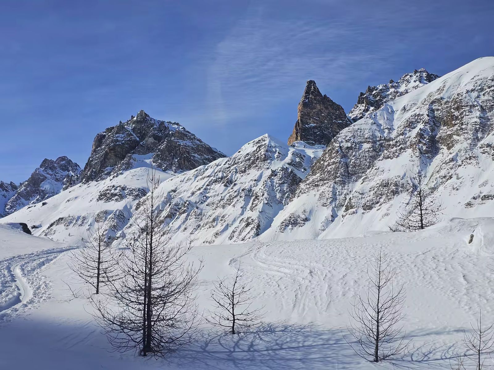 Vue sur l'Aiguille Pierre André dans un paysage hivernale