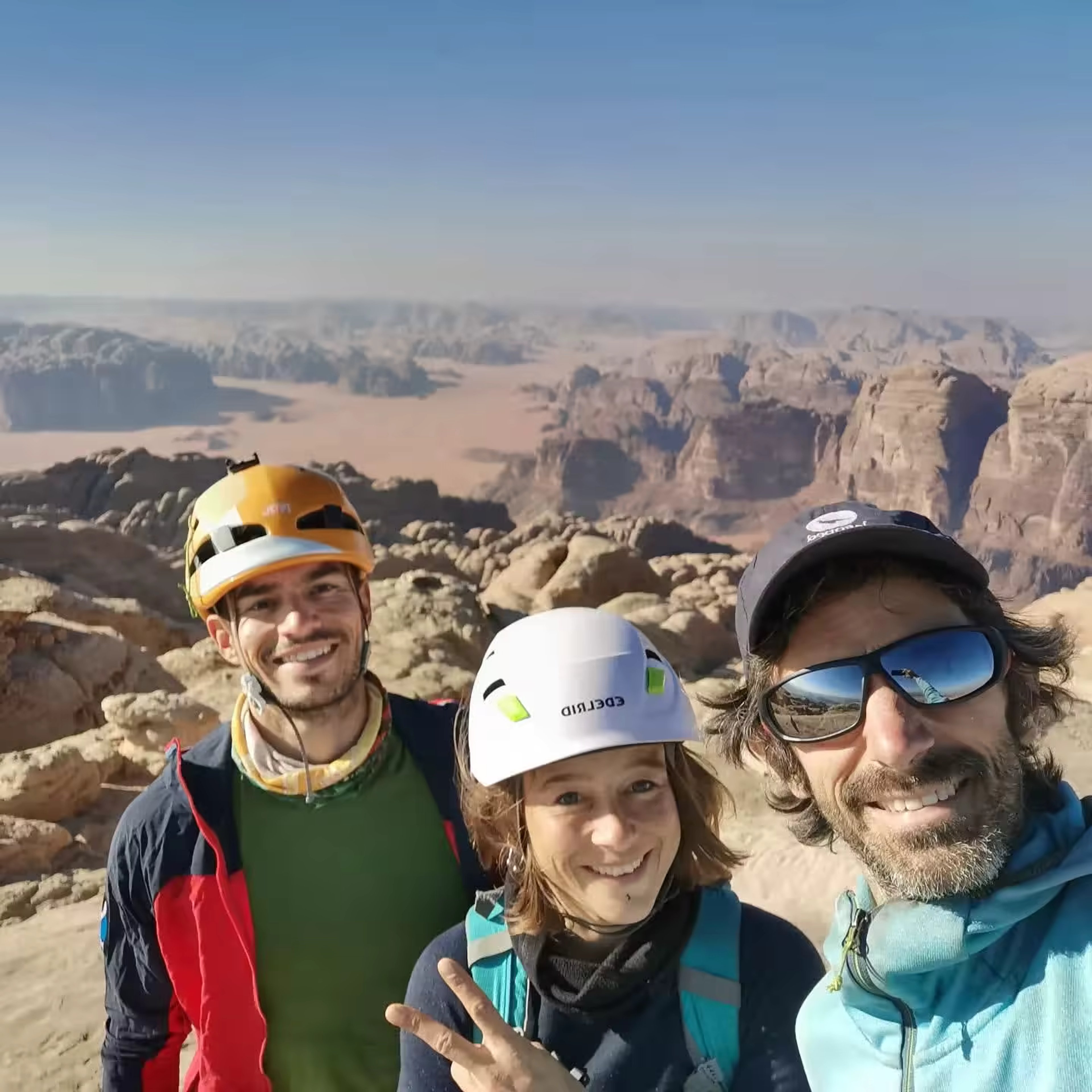 Cordée au sommet du Jebel Rum avec vue sur le désert du Wadi Rum