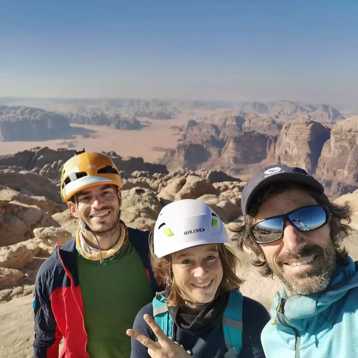 Cordée au sommet du Jebel Rum avec vue sur le désert du Wadi Rum