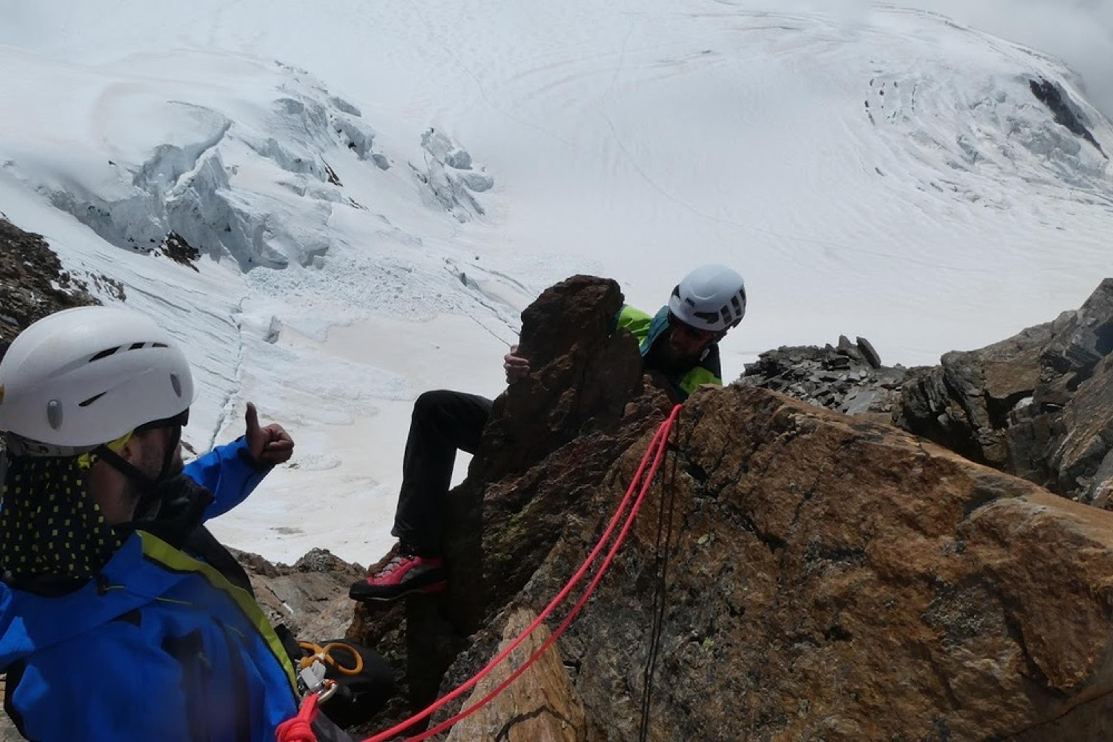 Cyril tente un crochetage de becquet sur l'arête du Lyskamm oriental