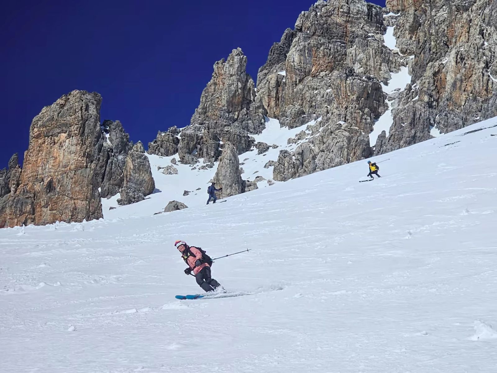 Skieurs dans la moquette sous les rochers du Brec
