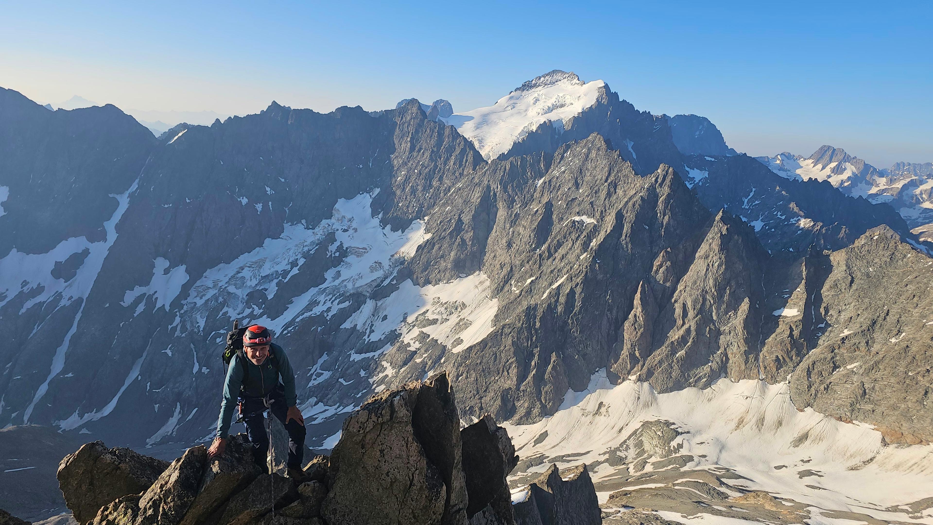alpiniste-rocher-grande-ruine-barre-ecrins