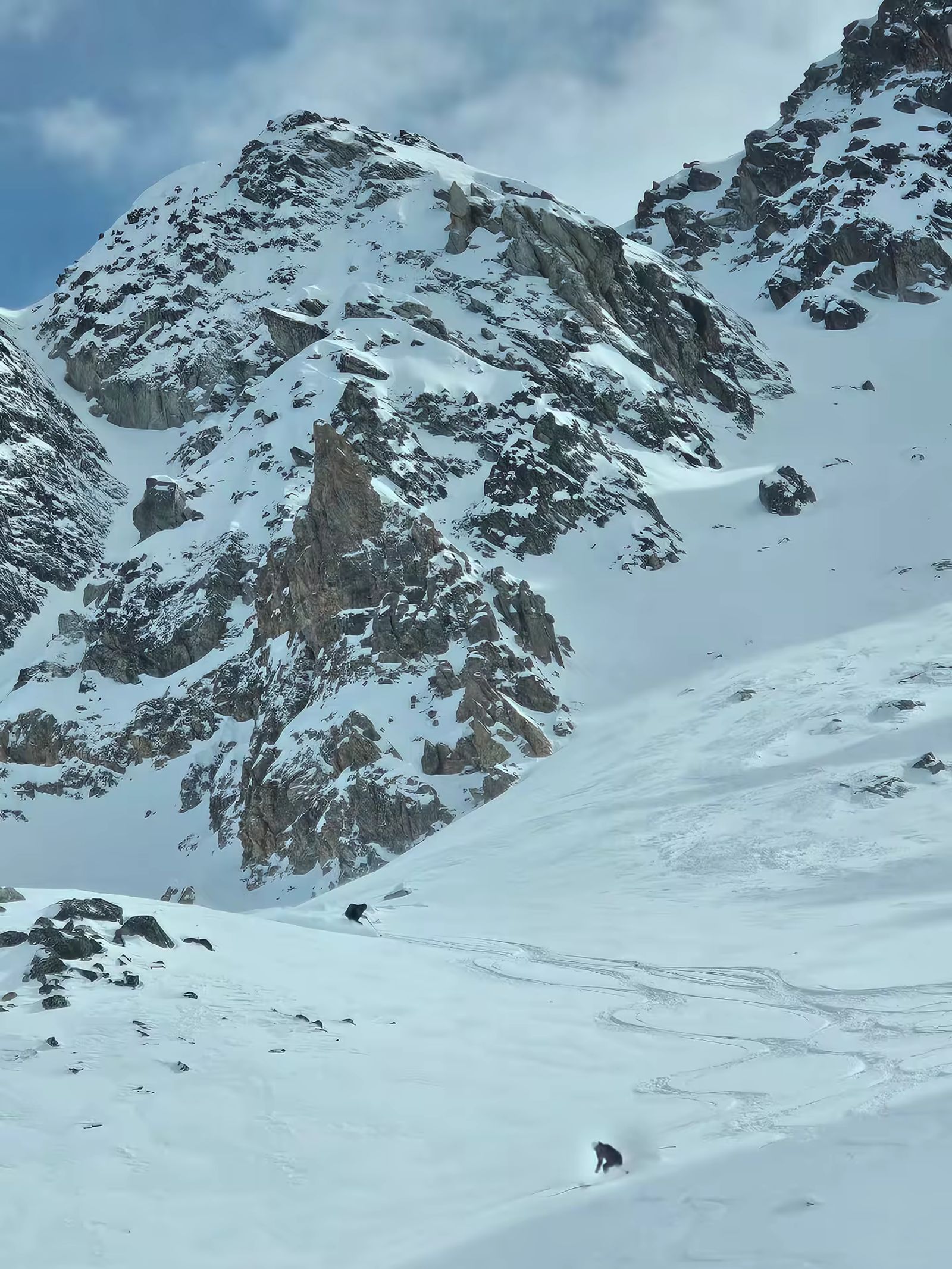 Skieurs après l'aiguille Pierre André, dans la poudreuse