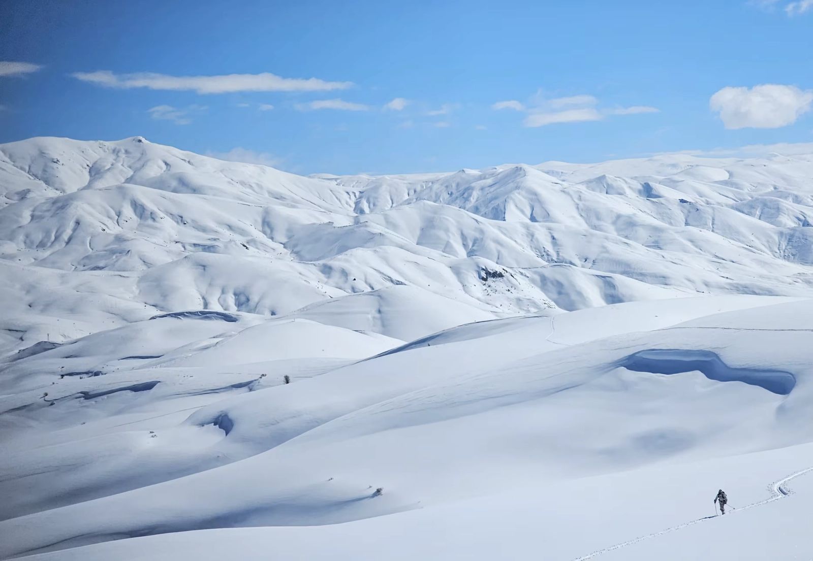 Panorama de montagnes enneigées lors d’un séjour de ski de randonnée en Arménie
