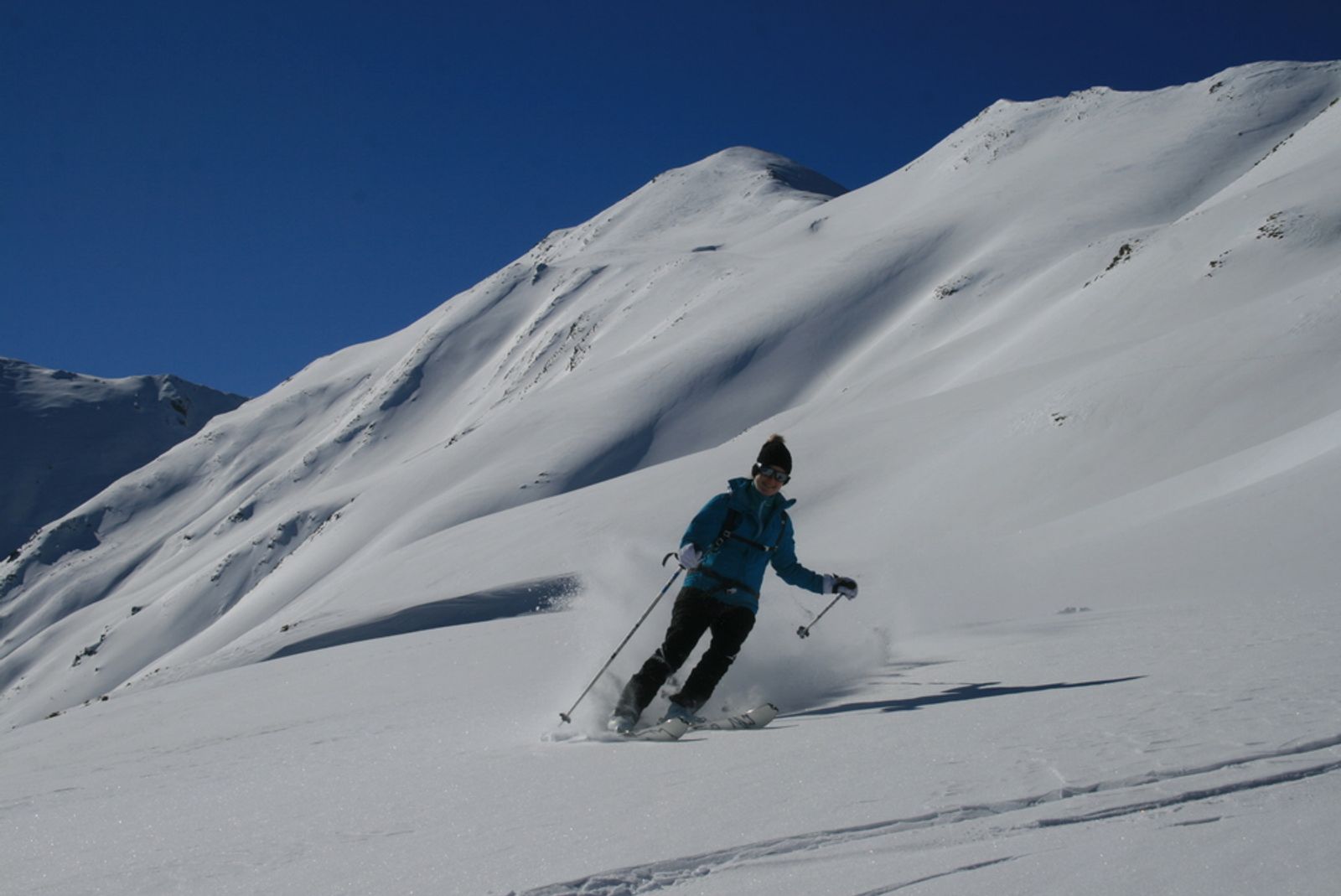 Virage à ski dans le Grand Vallon, sous les crêtes enneigées des Orres.