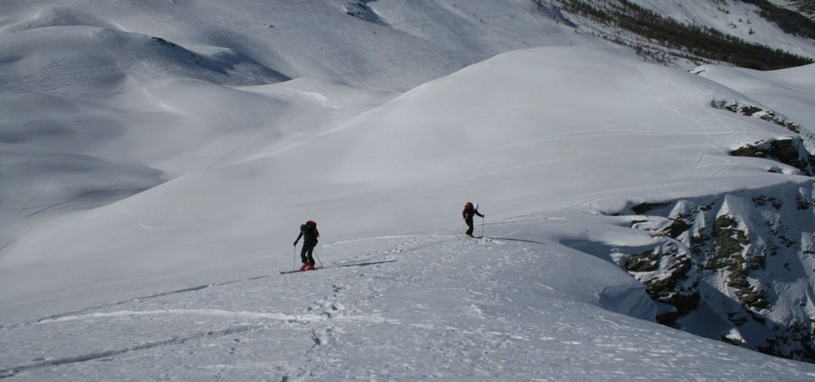 Skieurs qui en terminent avec la montée dans le secteur du Col de Longet
