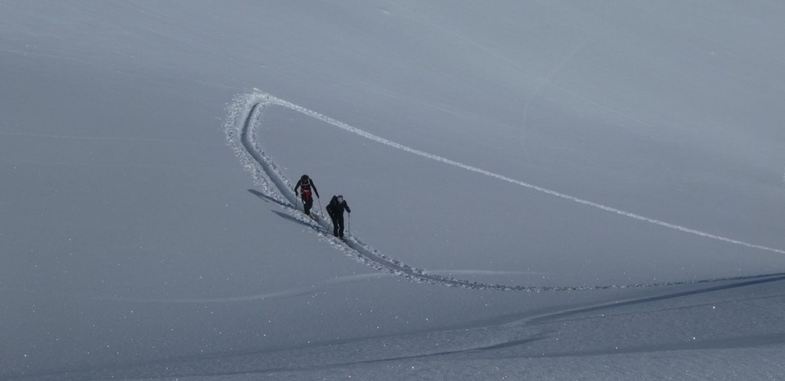 Deux skieurs dans une trace de montée