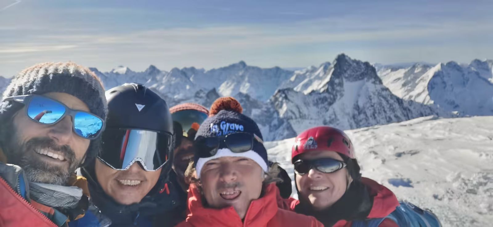 Participants au stage freerando réunis face aux sommets enneigés des Écrins